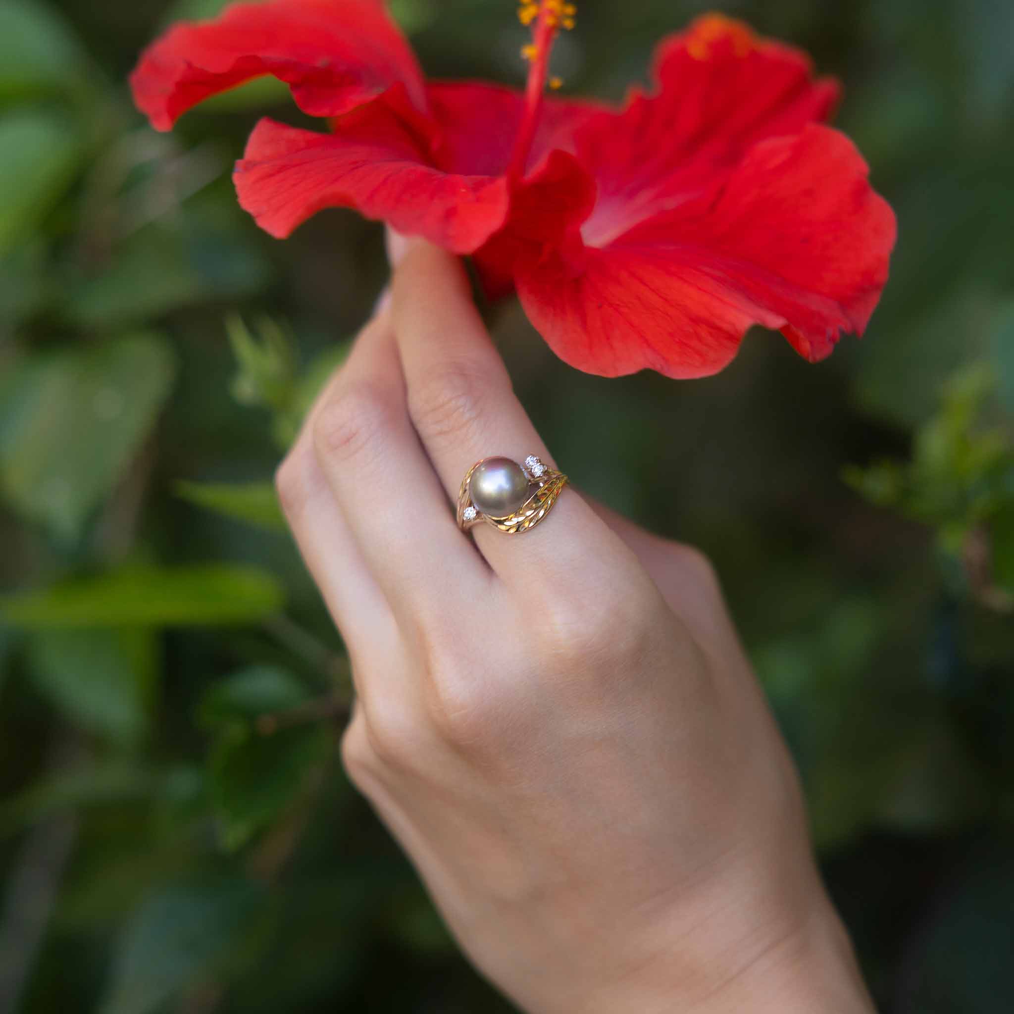 Maile Tahiti-Ring mit schwarzer Perle in Gold mit Diamanten – 9–10 mm