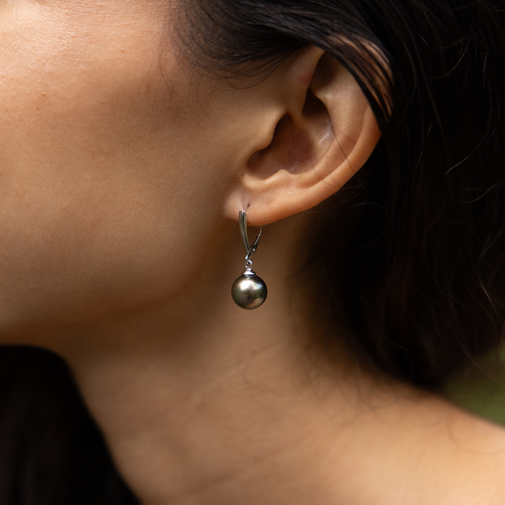 Tahitian Black Pearl Earrings in White Gold - 10-11mm