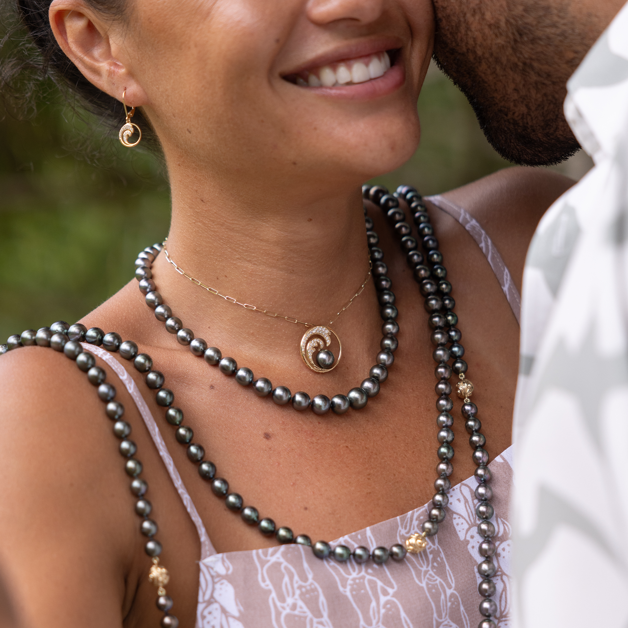 Nalu Tahiti-Anhänger mit schwarzer Perle in Gold mit Diamanten – 24 mm