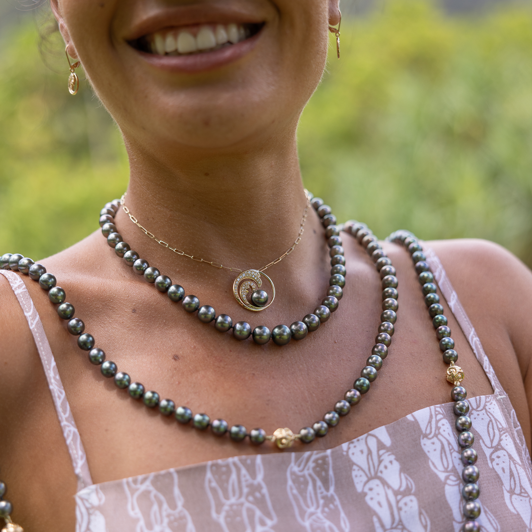 Nalu Tahiti-Anhänger mit schwarzer Perle in Gold mit Diamanten – 24 mm