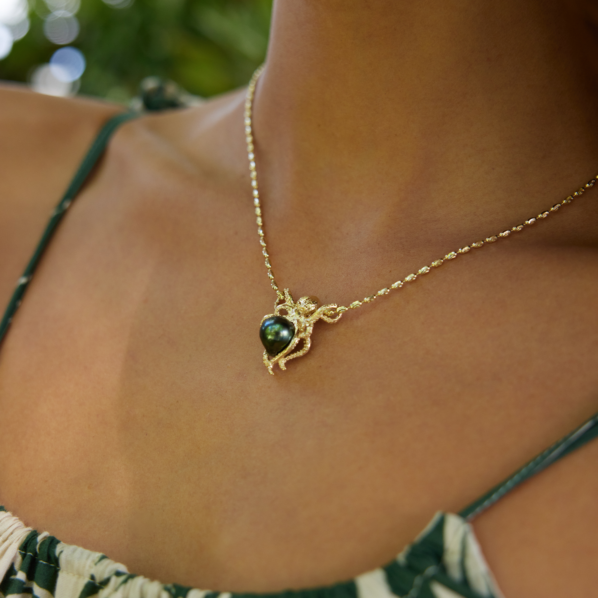 He'e (Oktopus) Tahiti-Anhänger mit schwarzer Perle in Gold – 8–10 mm