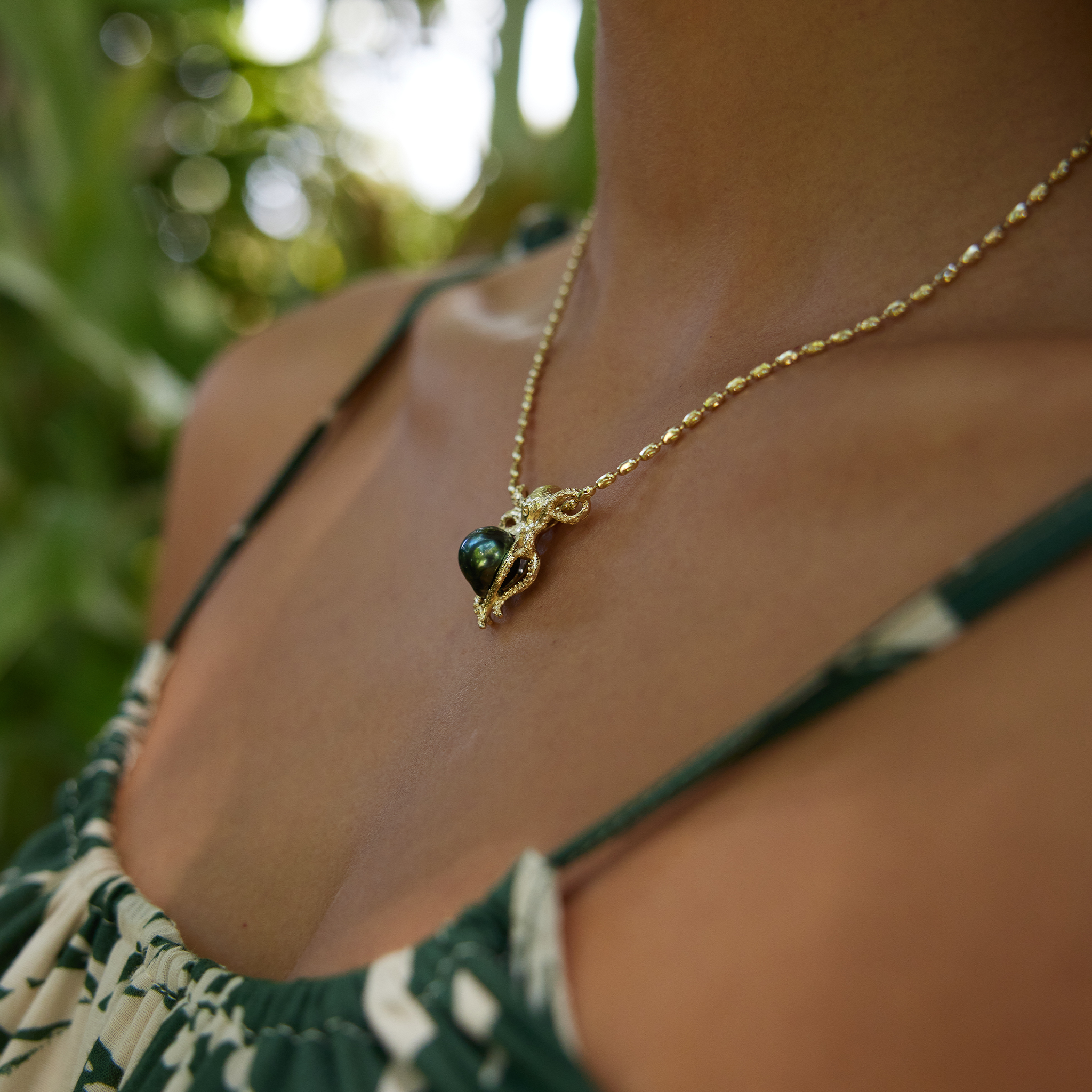 He'e (Oktopus) Tahiti-Anhänger mit schwarzer Perle in Gold – 8–10 mm