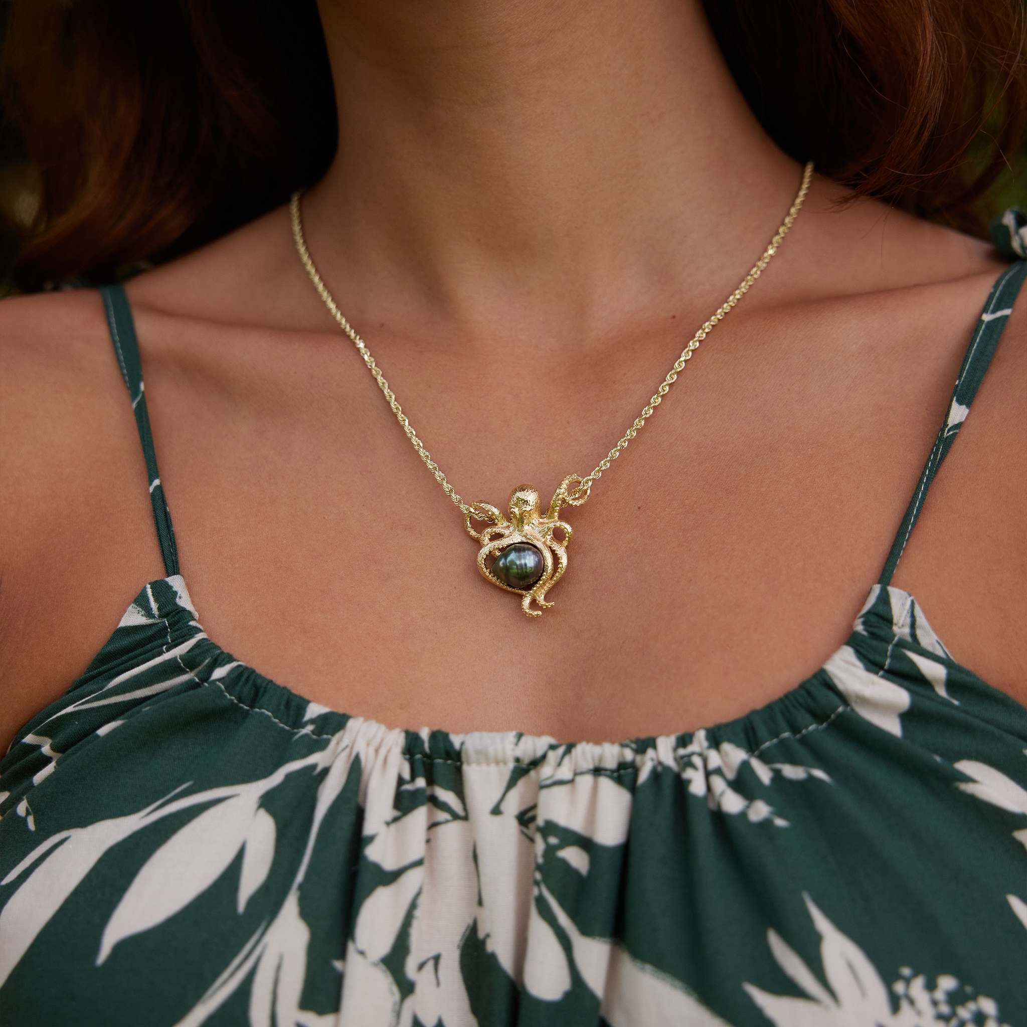 Heʻe (Octopus) Tahitian Black Pearl Pendant in Gold - 10-11mm