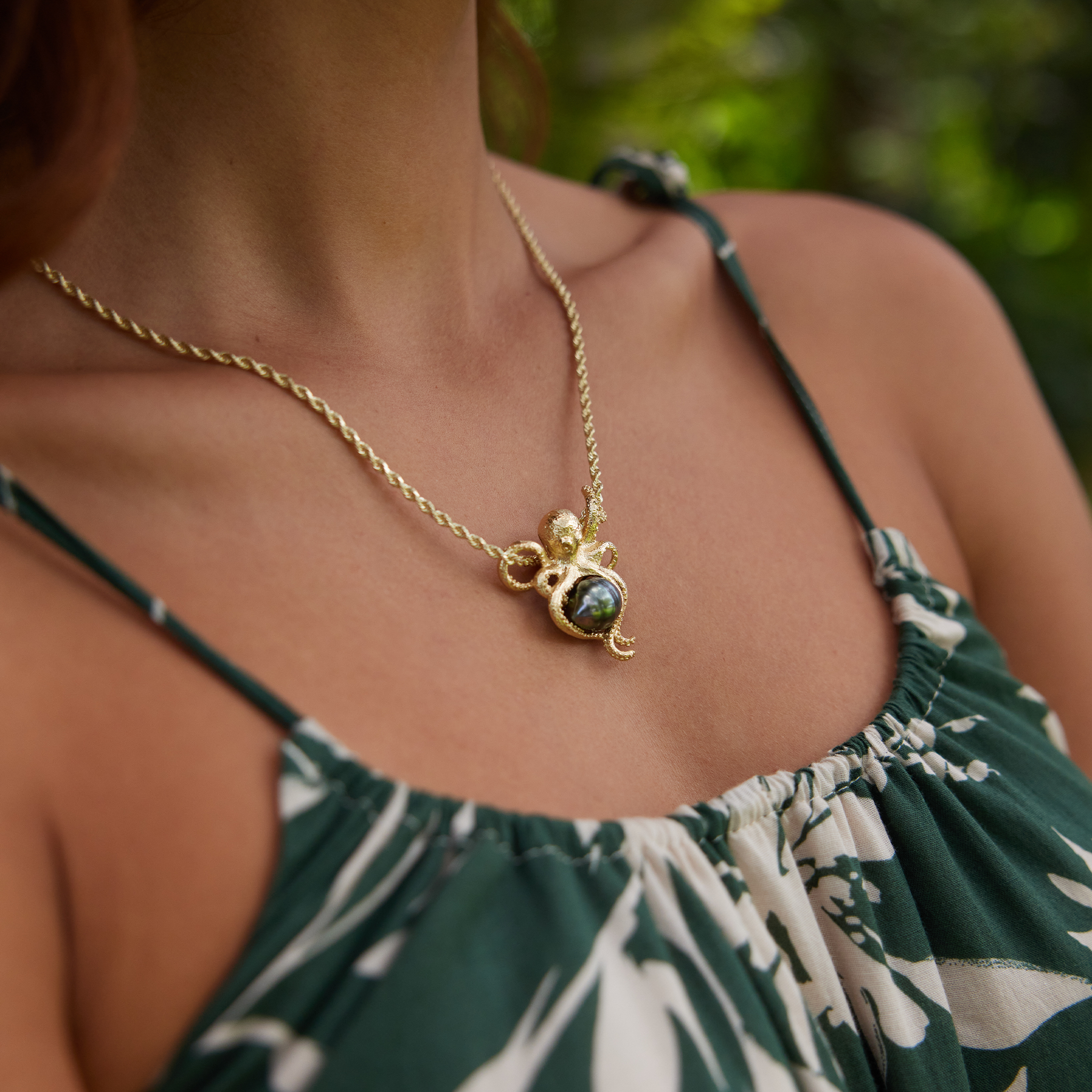 He'e (Octopus) Tahiti-Anhänger mit schwarzer Perle in Gold, 10-11 mm