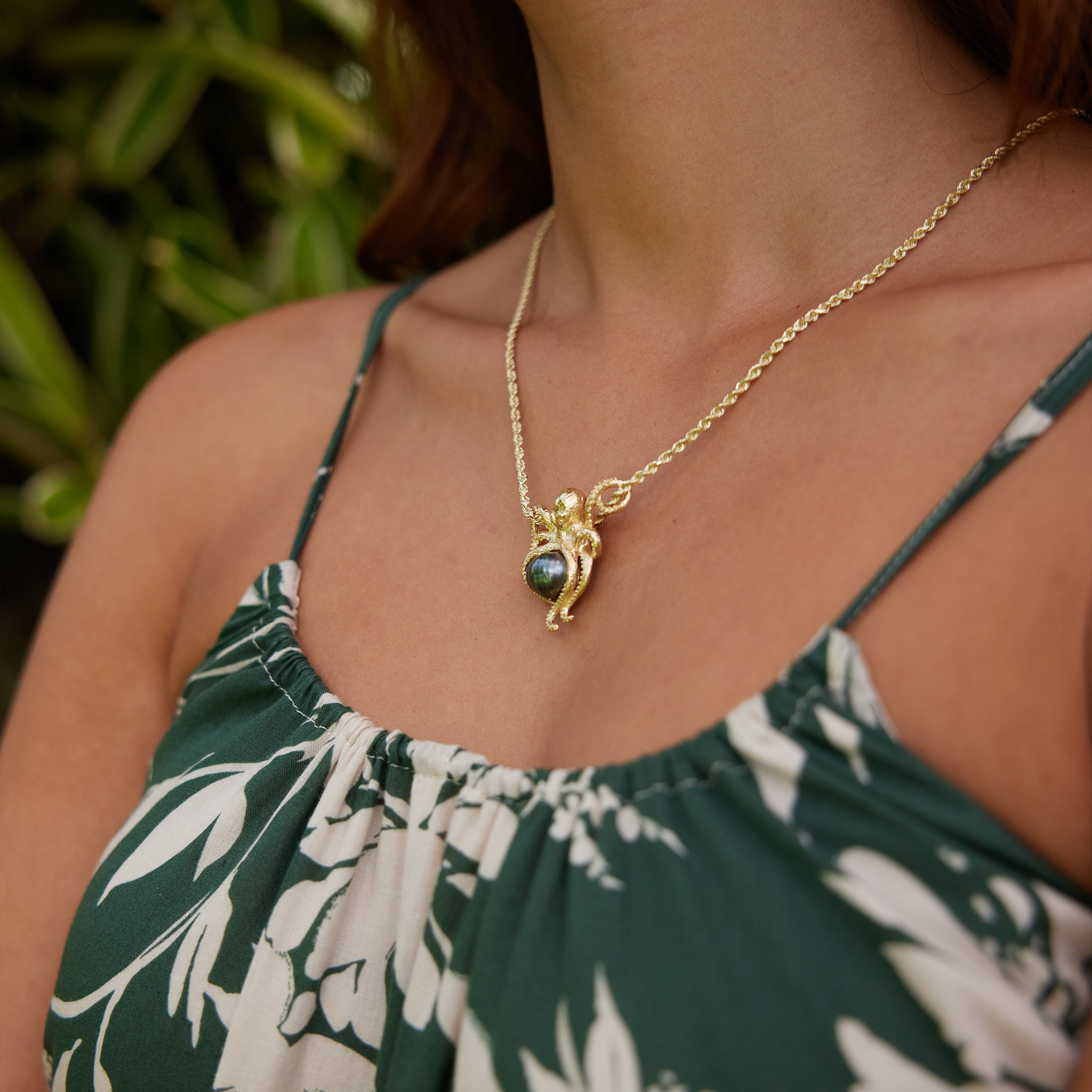He'e (Octopus) Tahiti-Anhänger mit schwarzer Perle in Gold, 10-11 mm