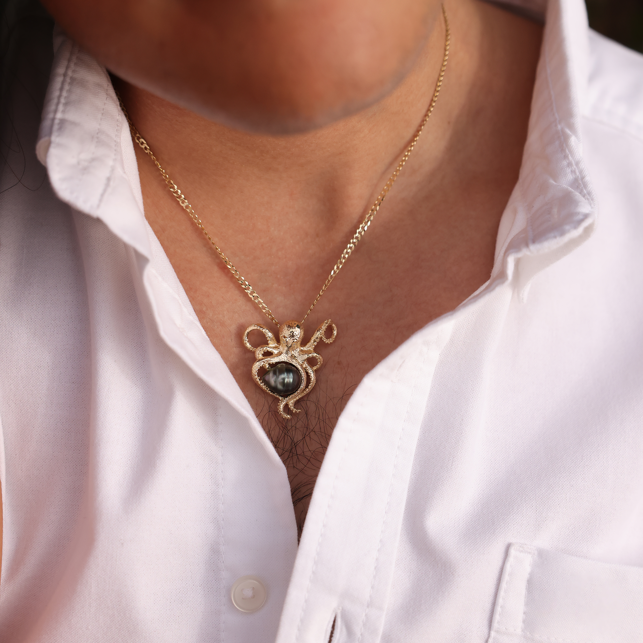 He'e (Octopus) Tahiti-Anhänger mit schwarzer Perle in Gold, 10-11 mm