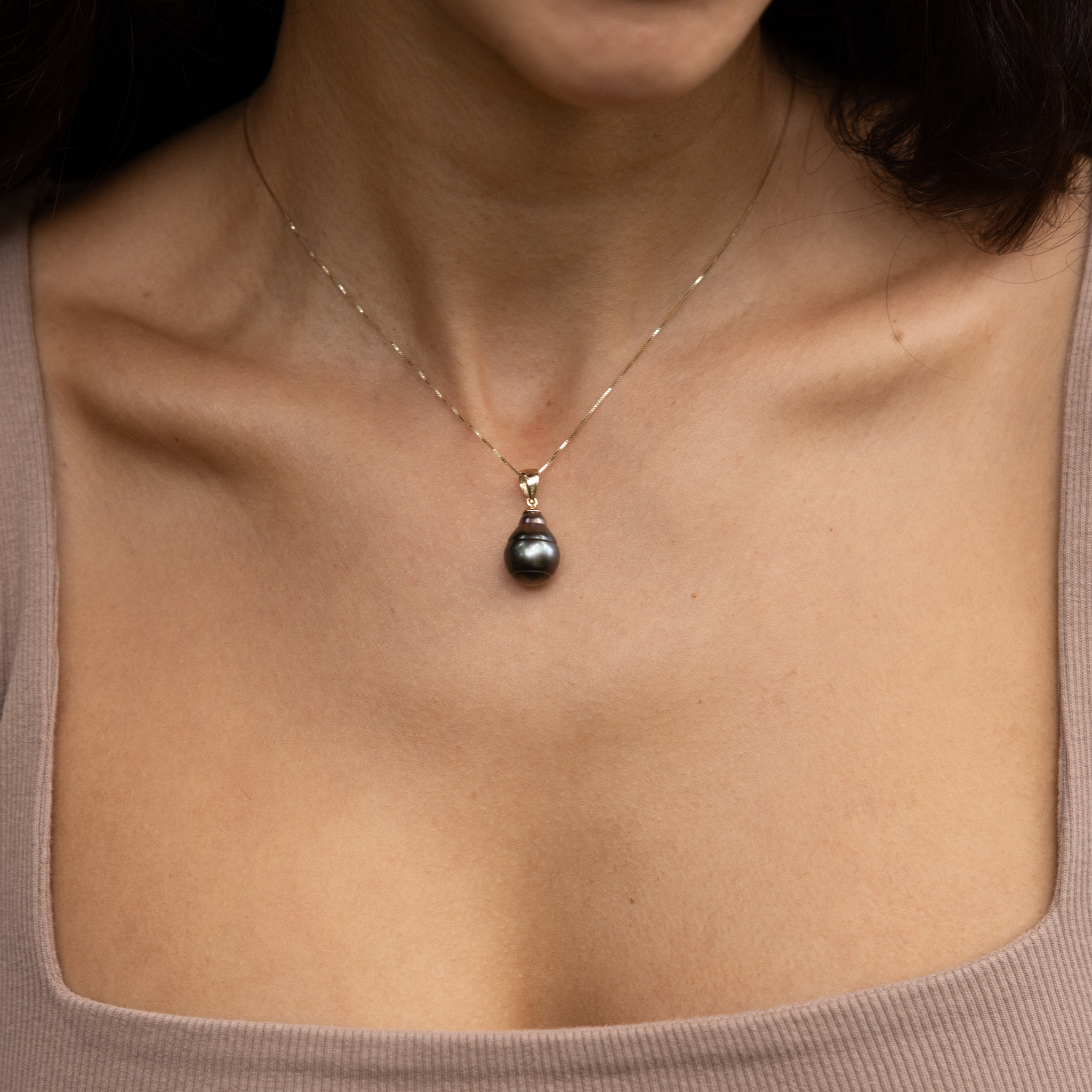 8-12mm Tahitian Black Pearl Pendant in Gold on a woman's chest