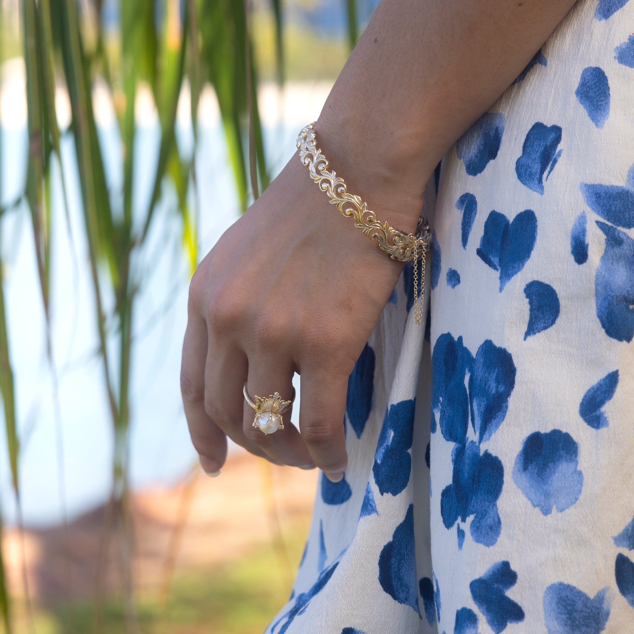 Living Heirloom Hinge Bracelet in Gold - 10mm