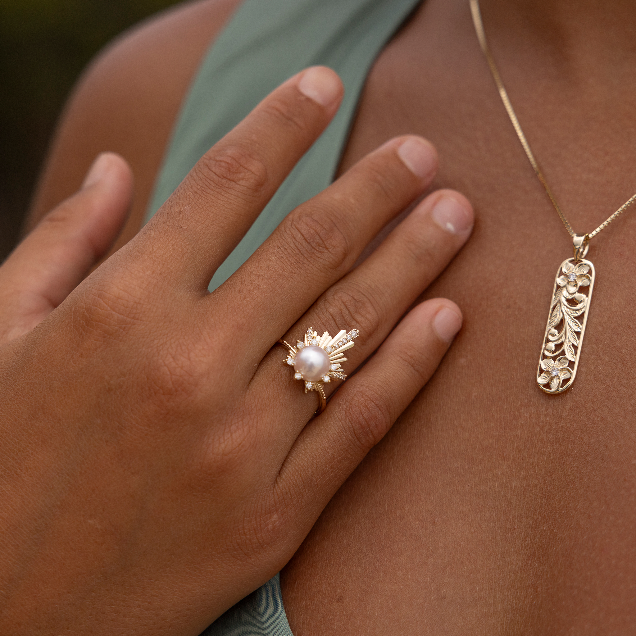 E Hoʻāla Akoya White Pearl Ring in Gold with Diamonds - 21mm