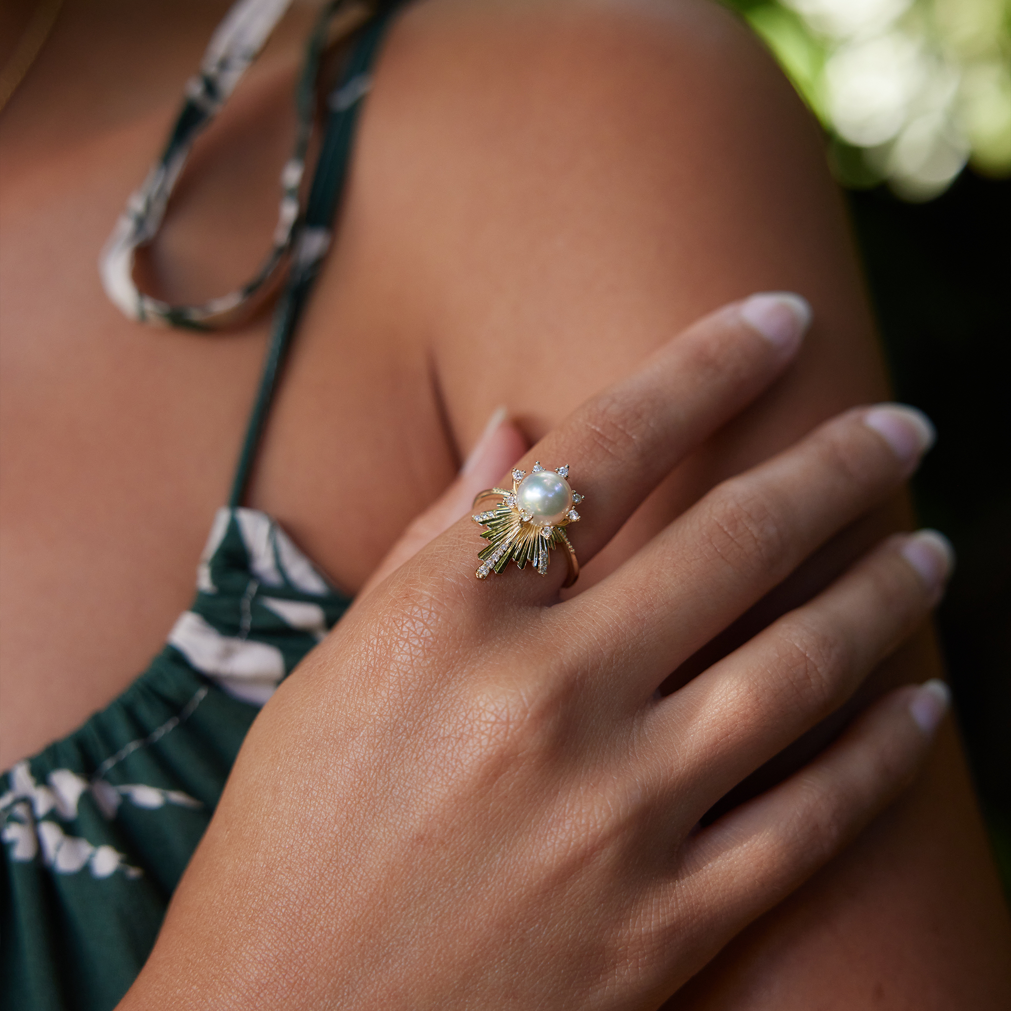 E Hoʻāla Akoya White Pearl Ring in Gold with Diamonds - 21mm