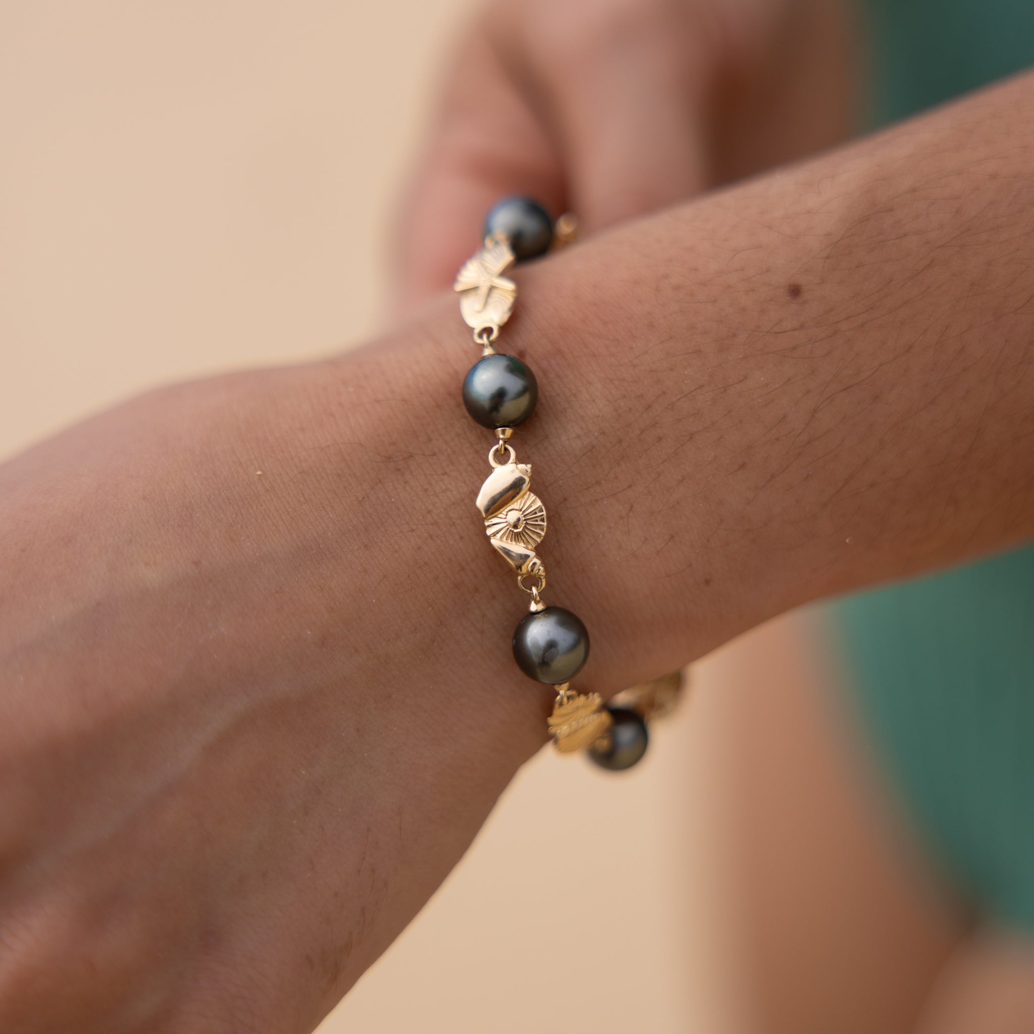 調整可能な貝殻タヒチアンブラックパールブレスレットの金 - サイズ7.5 "