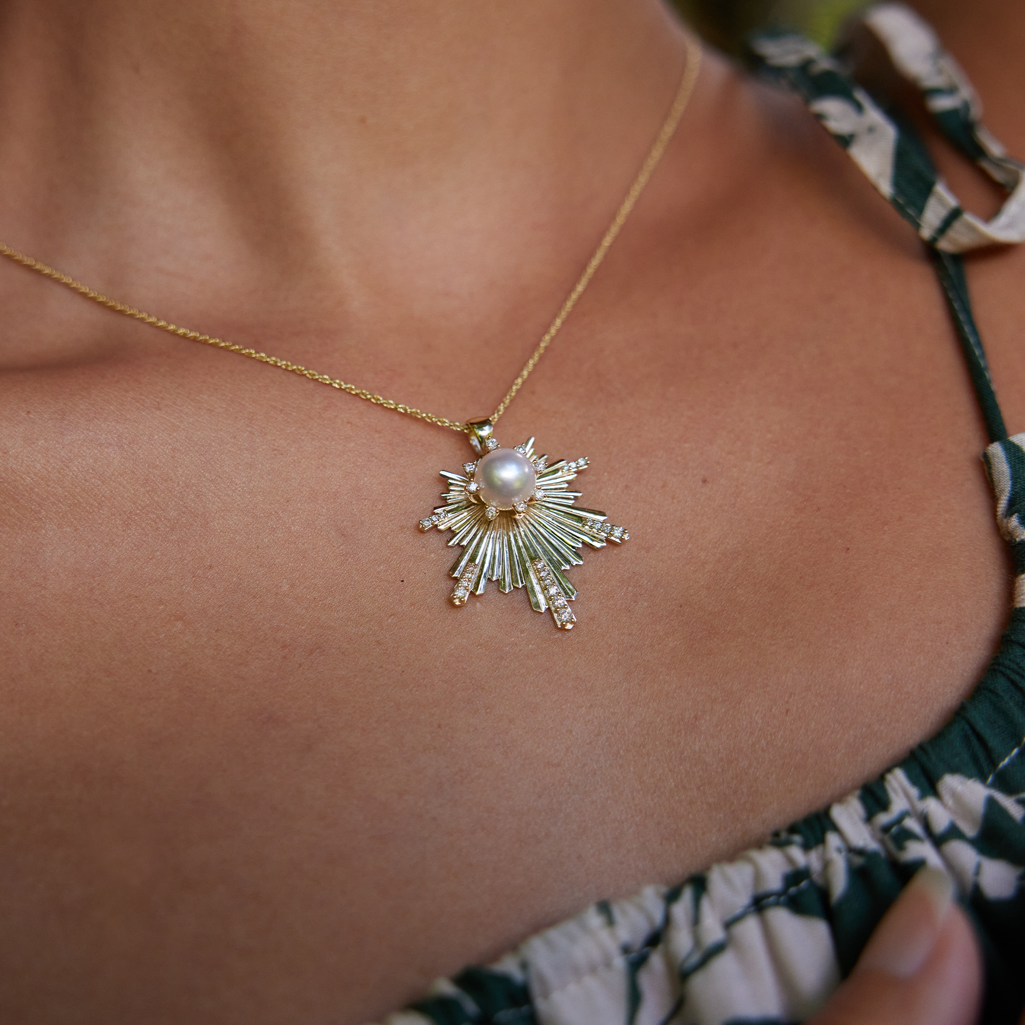 E Hoʻāla Akoya White Pearl Pendant in Gold with Diamonds - 27mm