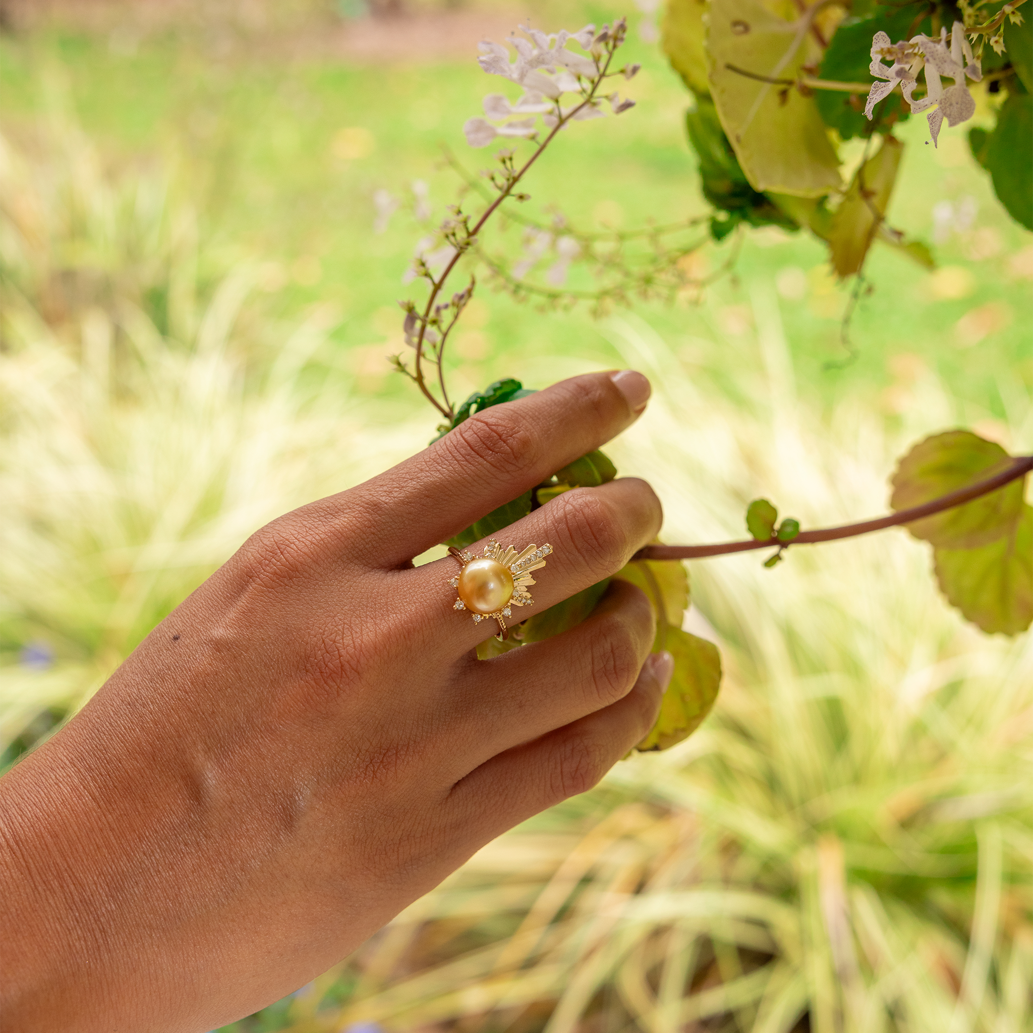 E Hoʻāla South Sea Gold Pearl Ring in Gold with Diamonds - 21mm