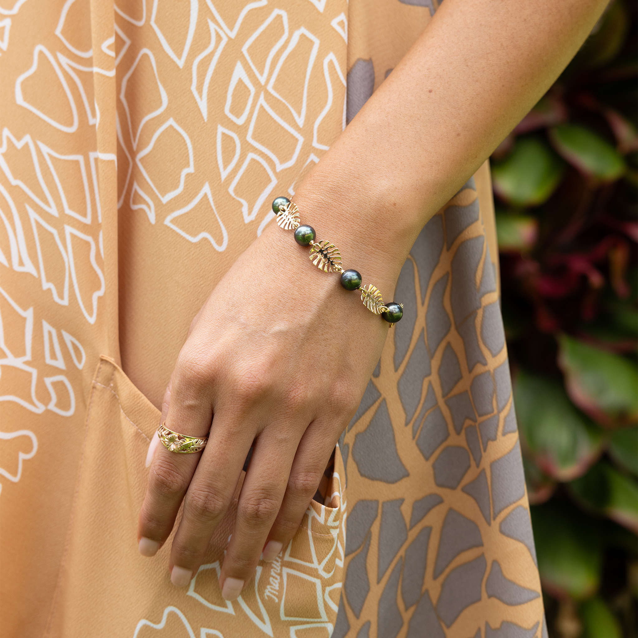 7.5-8.5 "調整可能なモンステラタヒチアンブラックパールブレスレットの金-8-9mm