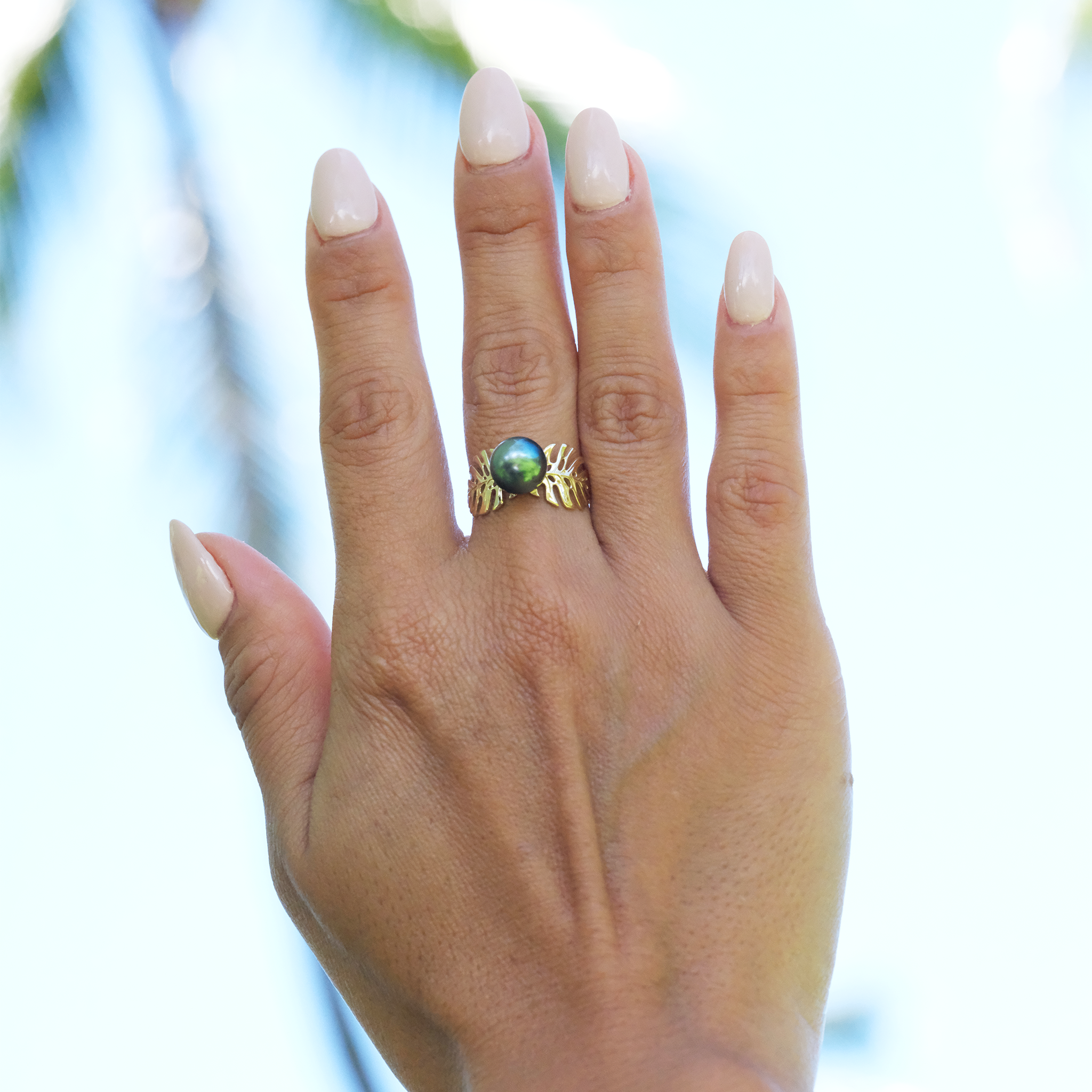 A woman's hand wearing a Monstera Tahitian Black Pearl Ring in Gold - 8-9mm - Maui Divers Jewelry