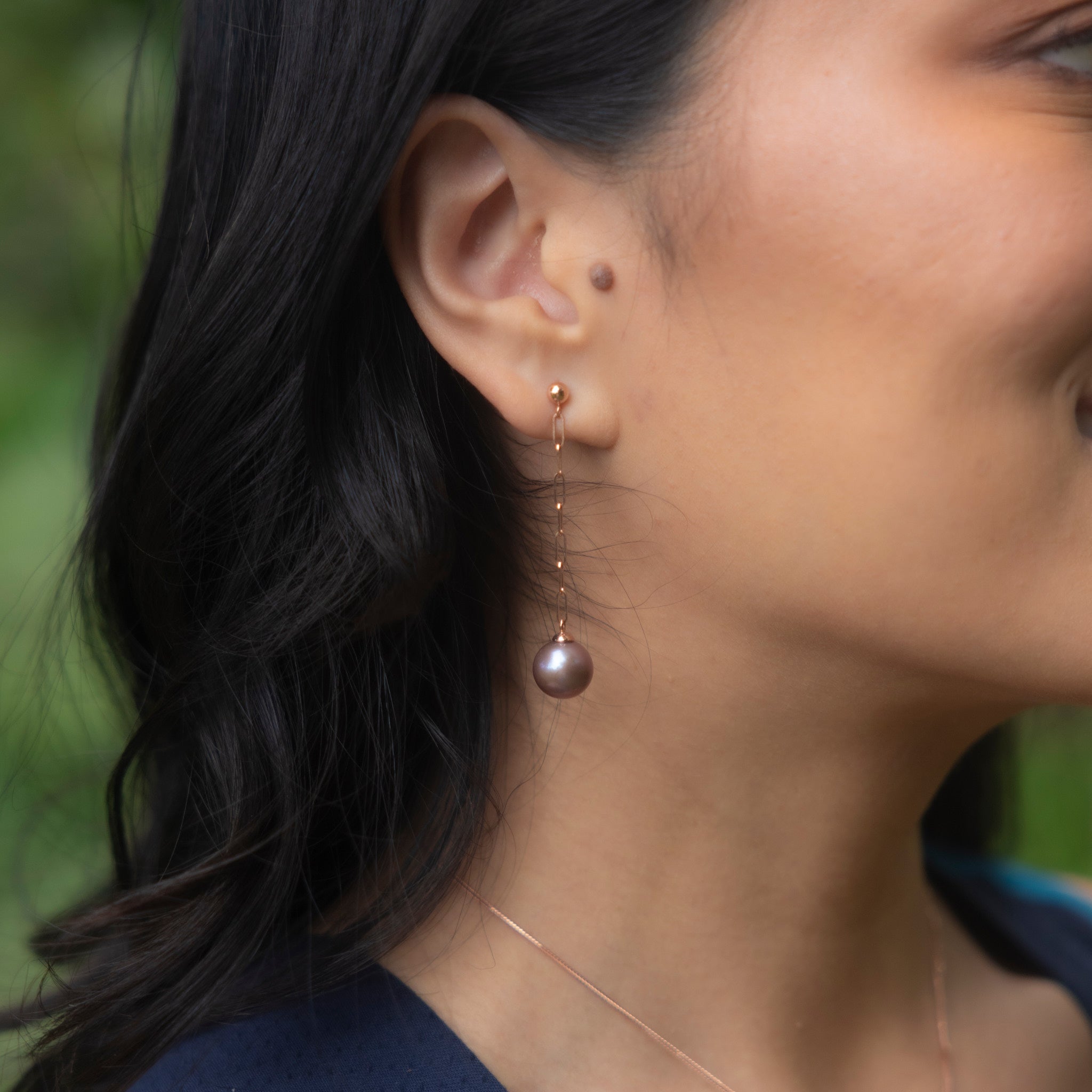 10-11mm Freshwater Ultraviolet Pearl Paperclip Chain Earrings in 14k Rose Gold on an ear