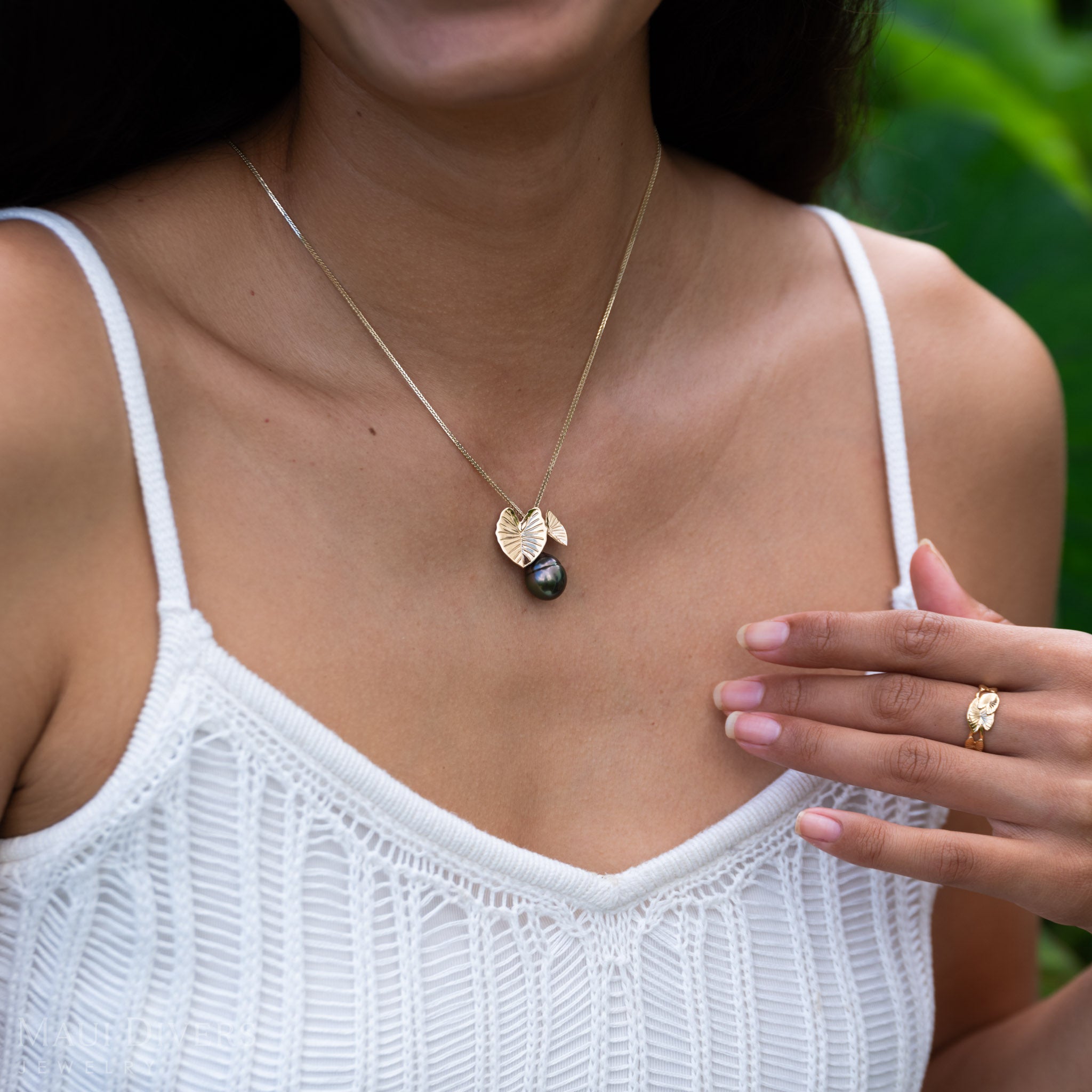 Kalo Circle Tahitian Black Pearl Pendant in Gold - 12-15mm