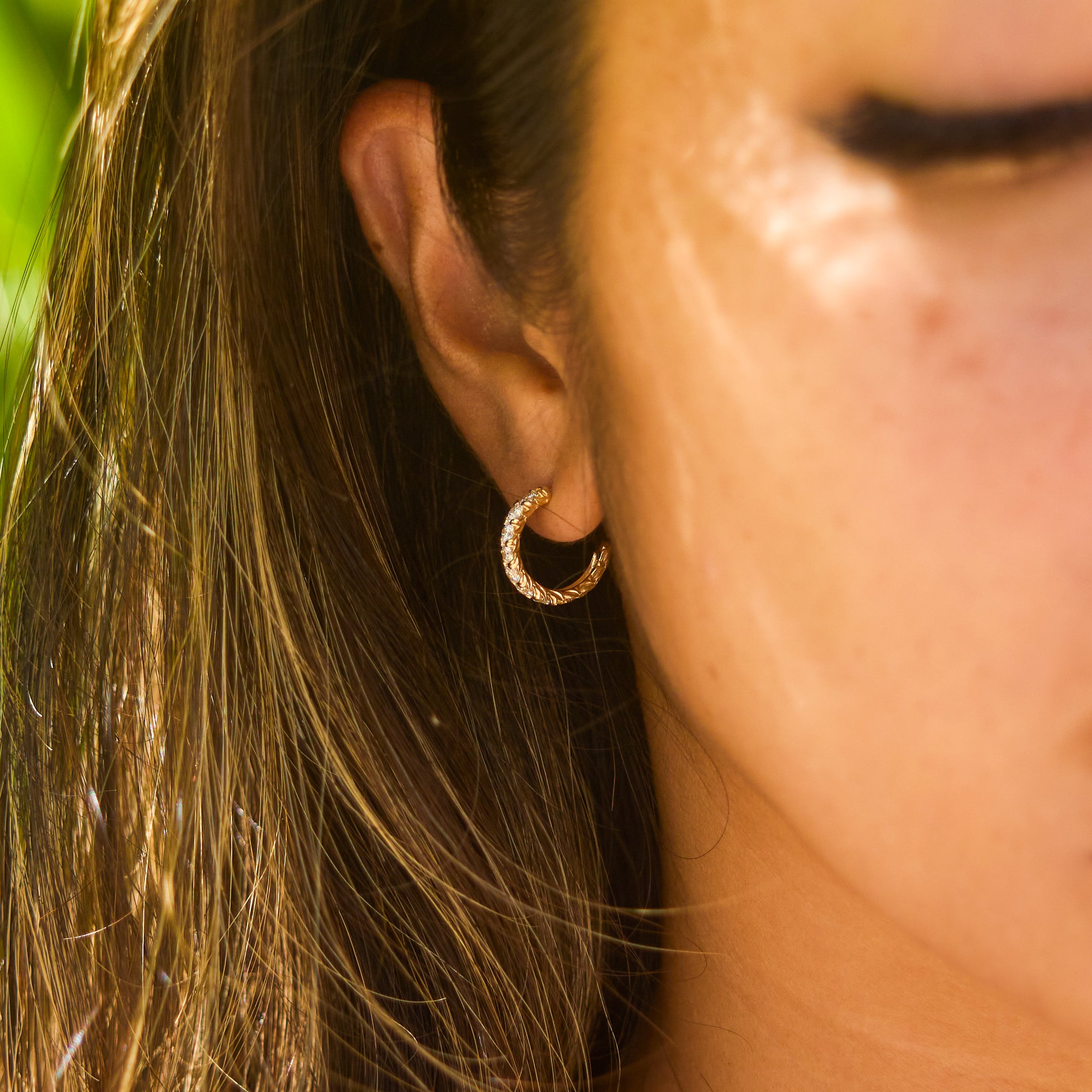 Hidden Hawaiʻi Maile Hoop in Gold with Lab Grown Diamonds - 14mm