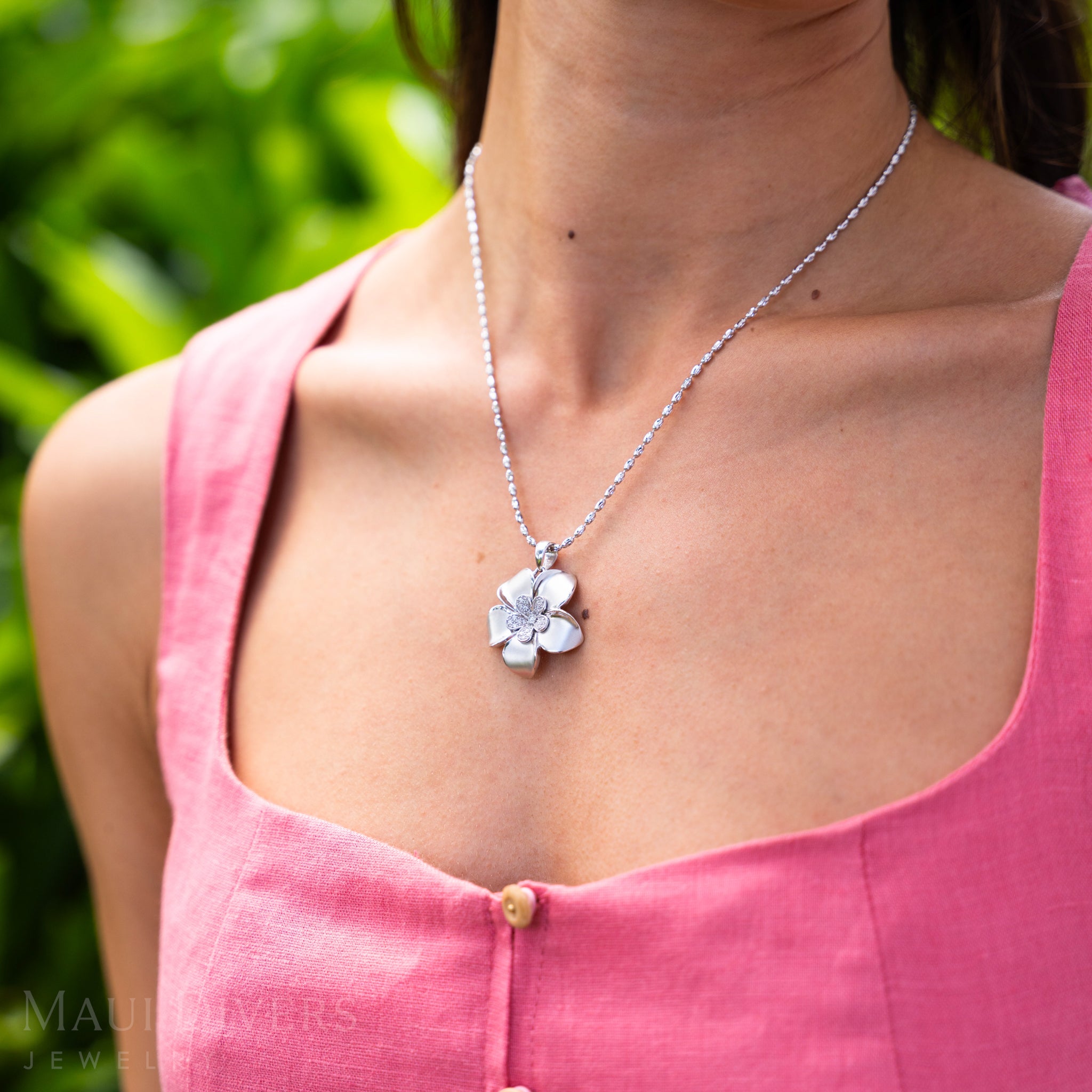 Plumeria Pendant in White Gold with Diamonds - 28mm