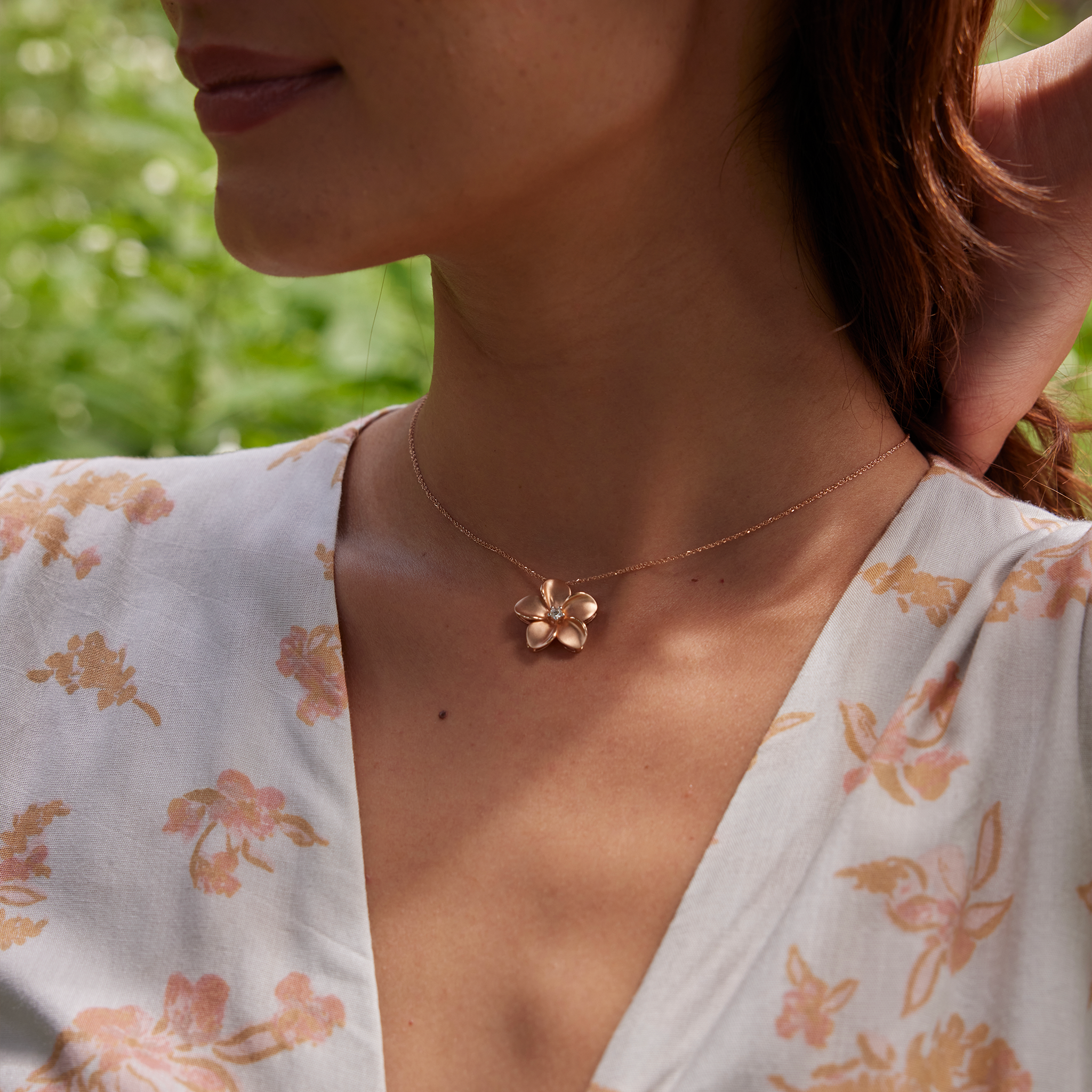 Plumeria-Anhänger in Roségold mit Diamant – 20 mm