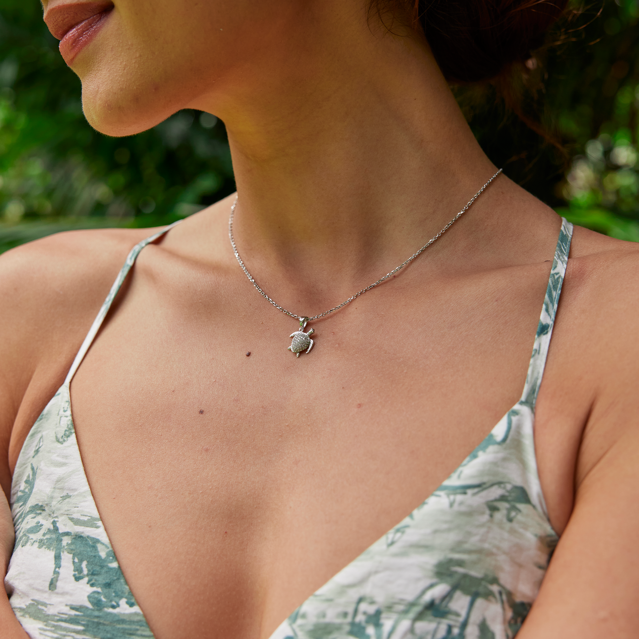 Honu-Anhänger aus Weißgold mit Diamanten – 13 mm