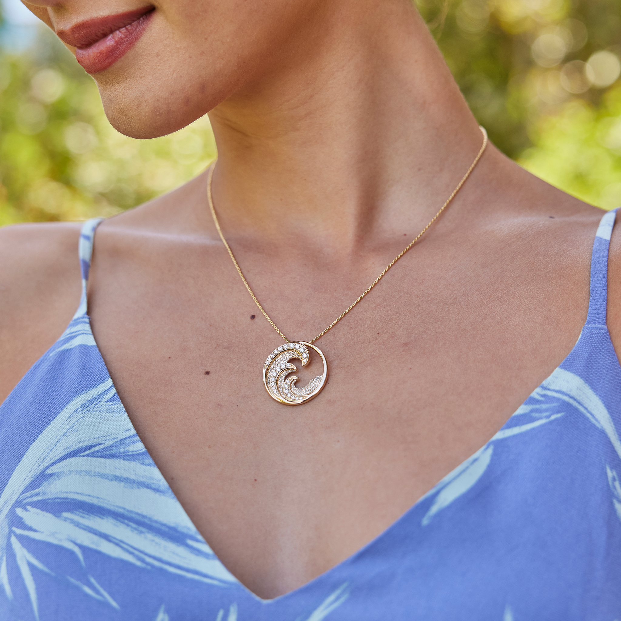 Nalu Pendant in Gold with Diamonds - 26mm
