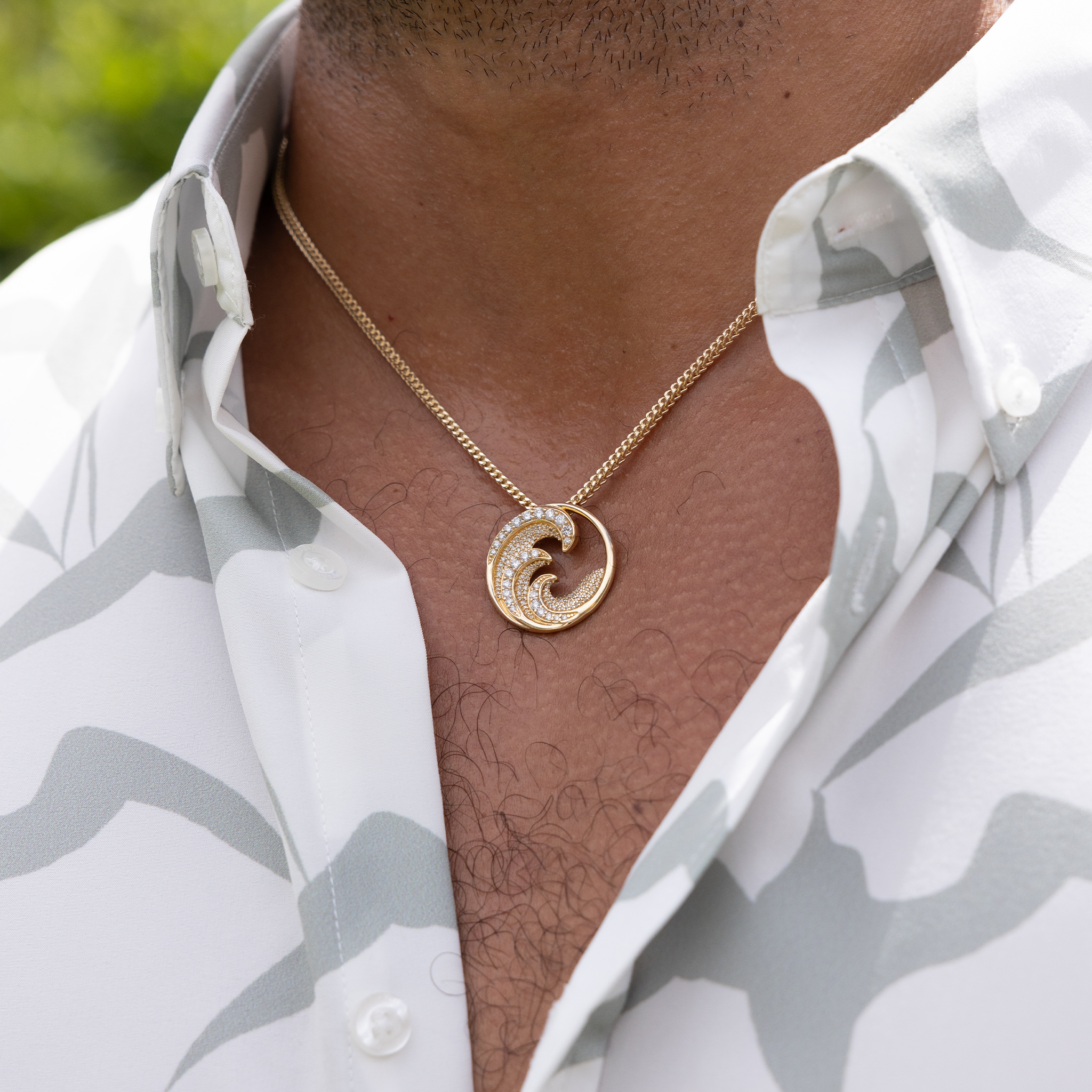 Nalu Pendant in Gold with Diamonds - 26mm