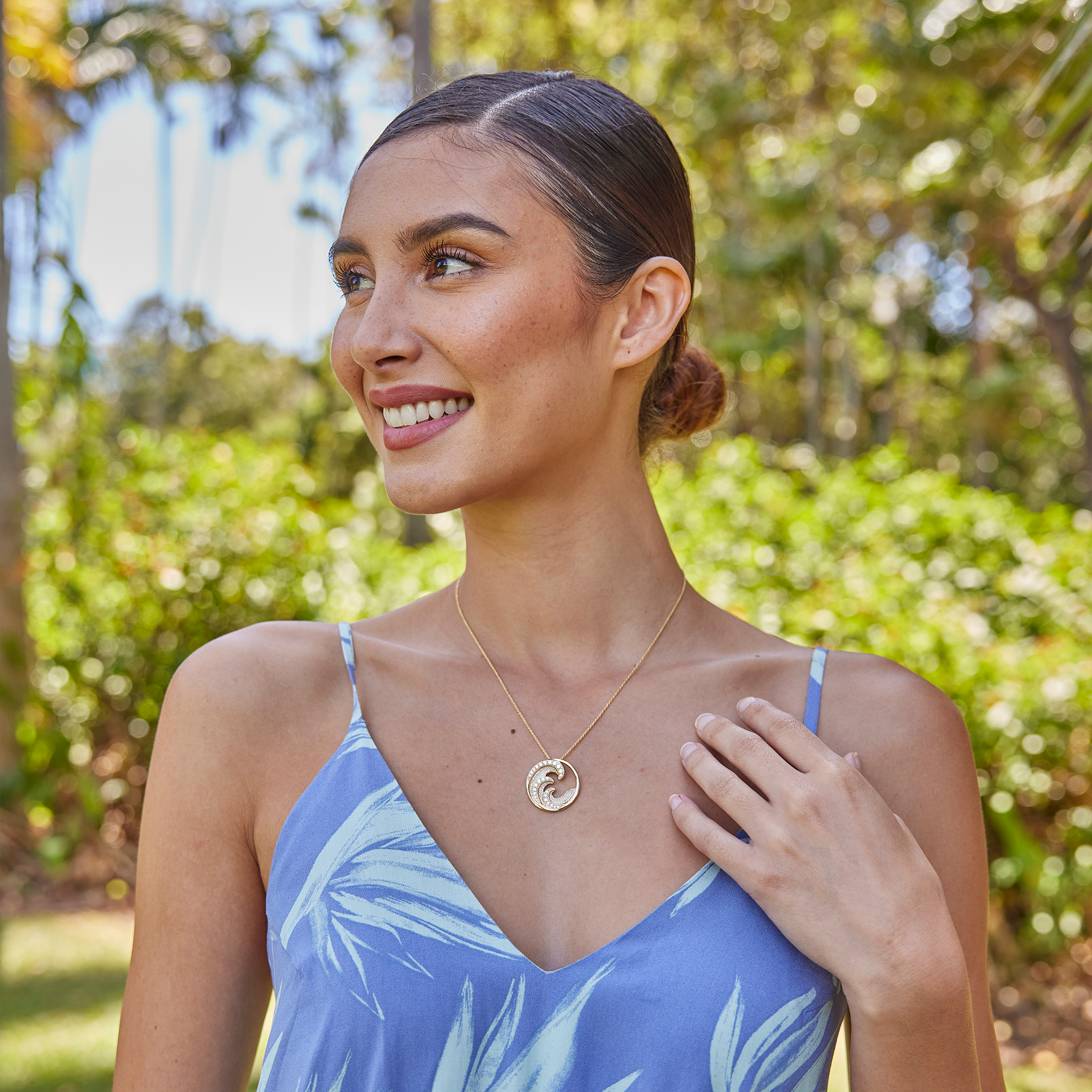 Nalu Pendant in Gold with Diamonds - 26mm