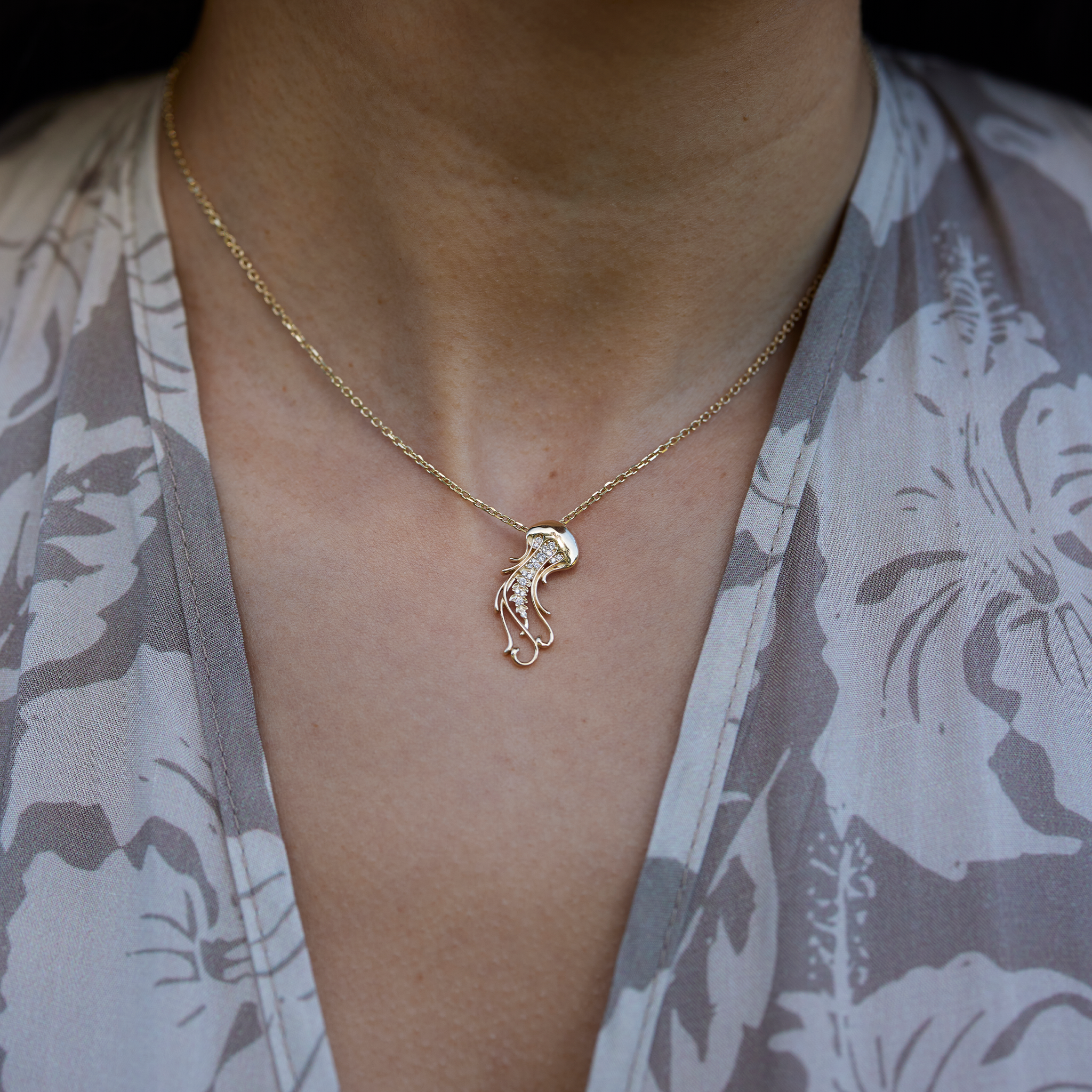 Ocean Dance Jellyfish-Anhänger in Gold mit Diamanten – 24 mm