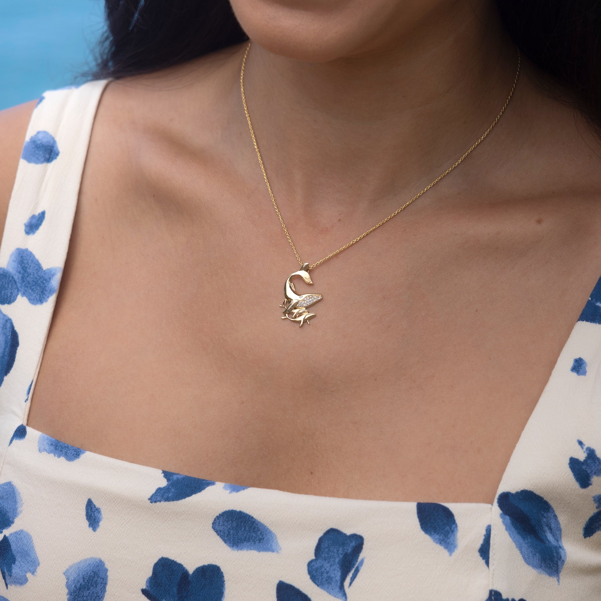 Ocean Dance Buckelwal-Mutter & Baby-Anhänger in Gold mit Diamanten – 25 mm