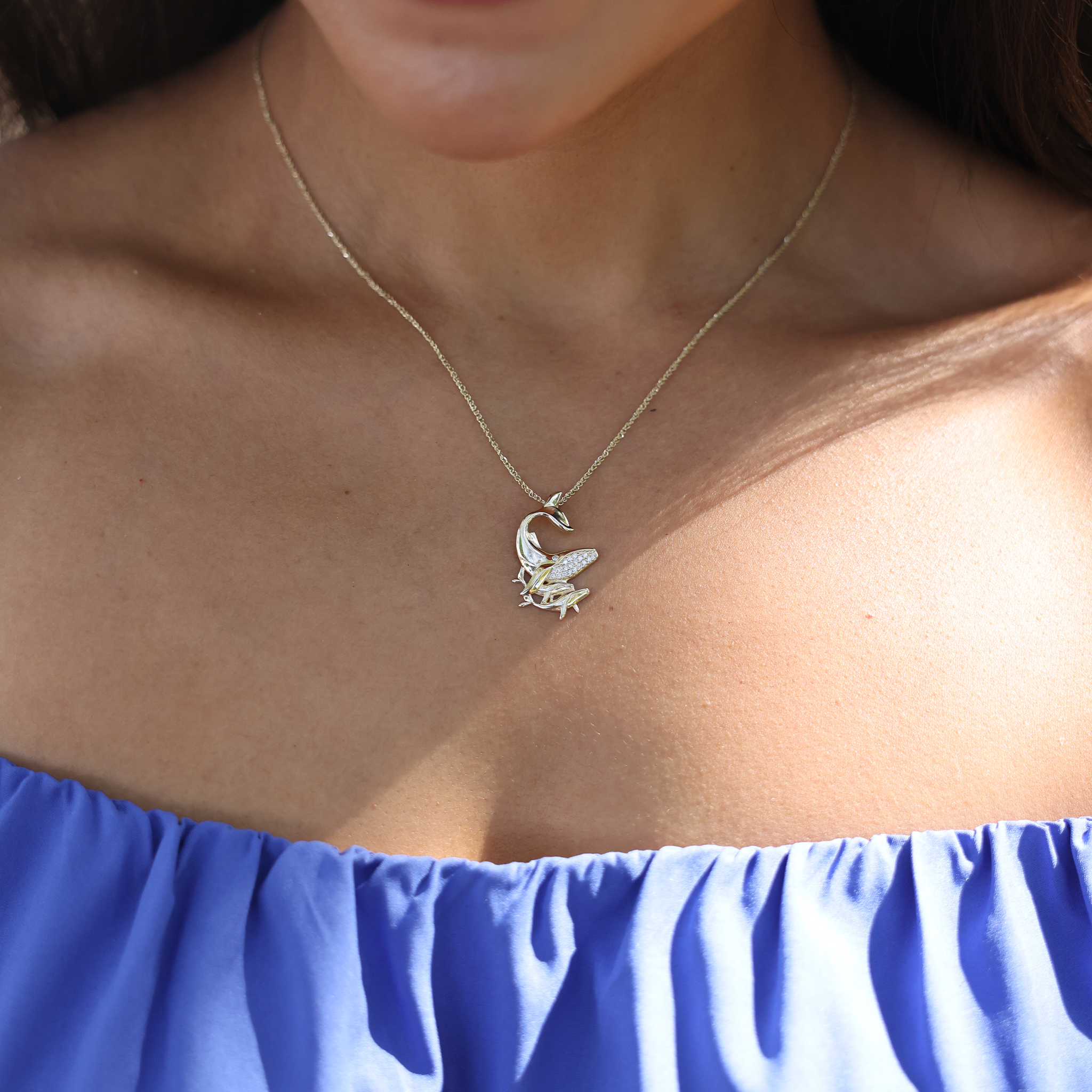 Ocean Dance Buckelwal-Mutter & Baby-Anhänger in Gold mit Diamanten – 25 mm