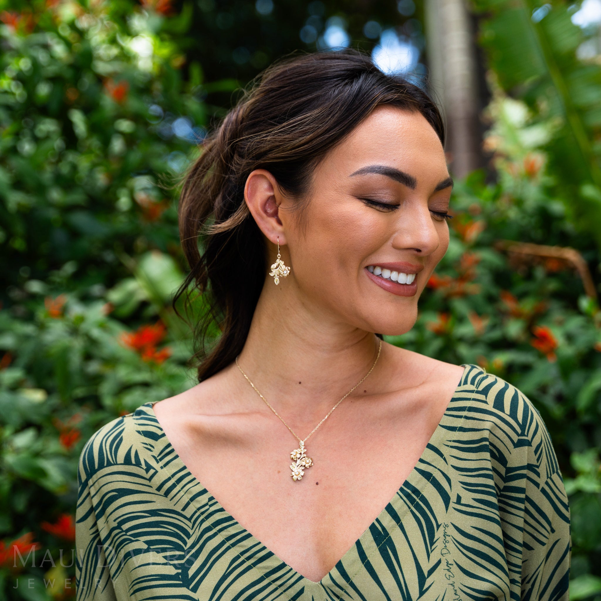 Nāʻū Pendant in Gold with Diamonds - 40mm