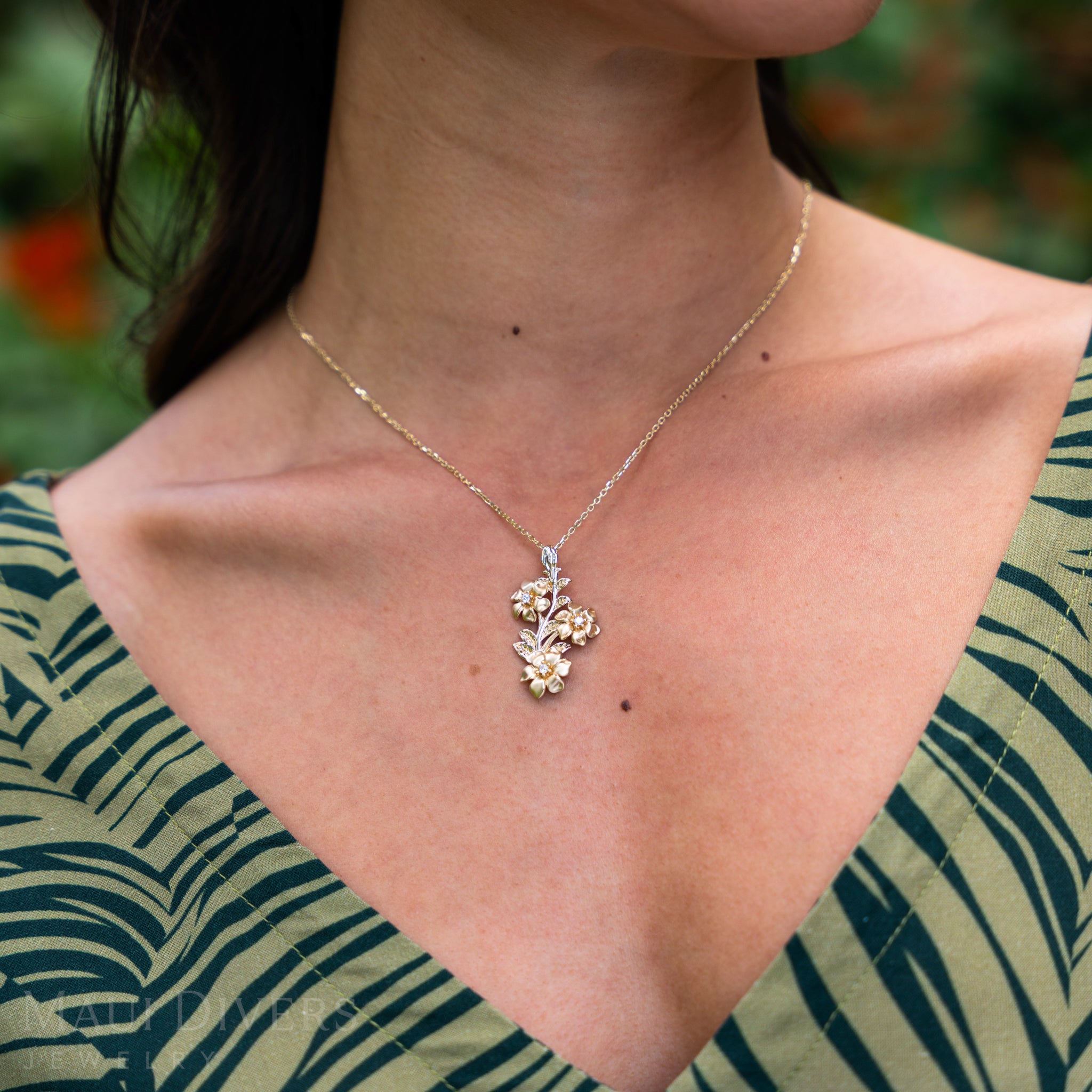 Nāʻū Pendant in Gold with Diamonds - 40mm