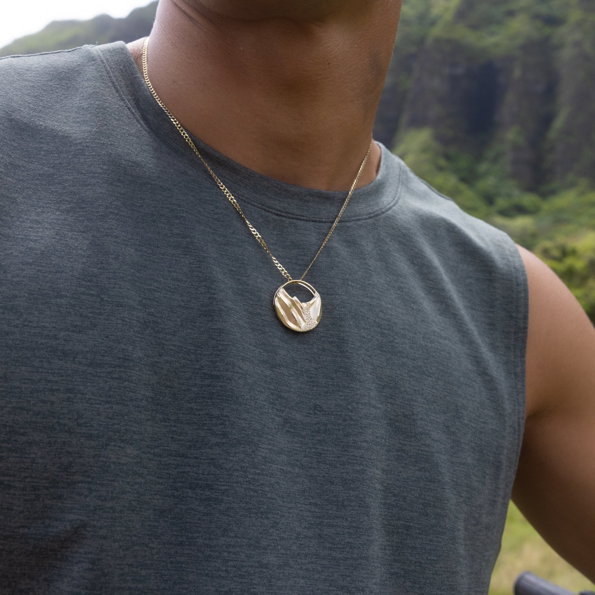 Koʻolau Waterfall Pendant in Gold with Diamonds - 26mm