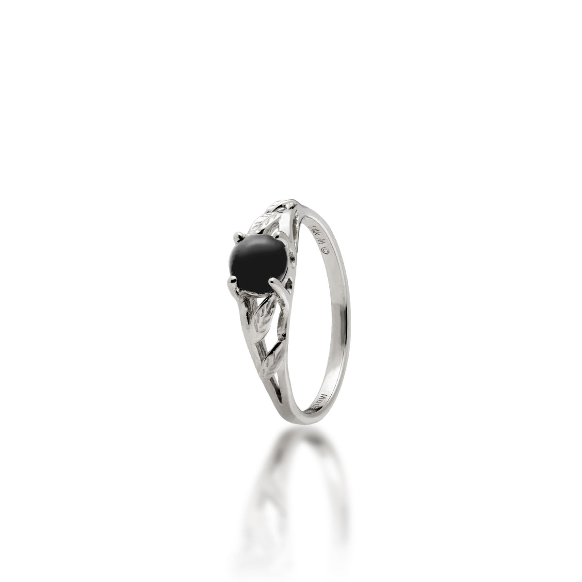 Maile leaves ring in white gold with a Hawaiian black coral cabochon set with four prongs, placed on a white background with soft reflection.