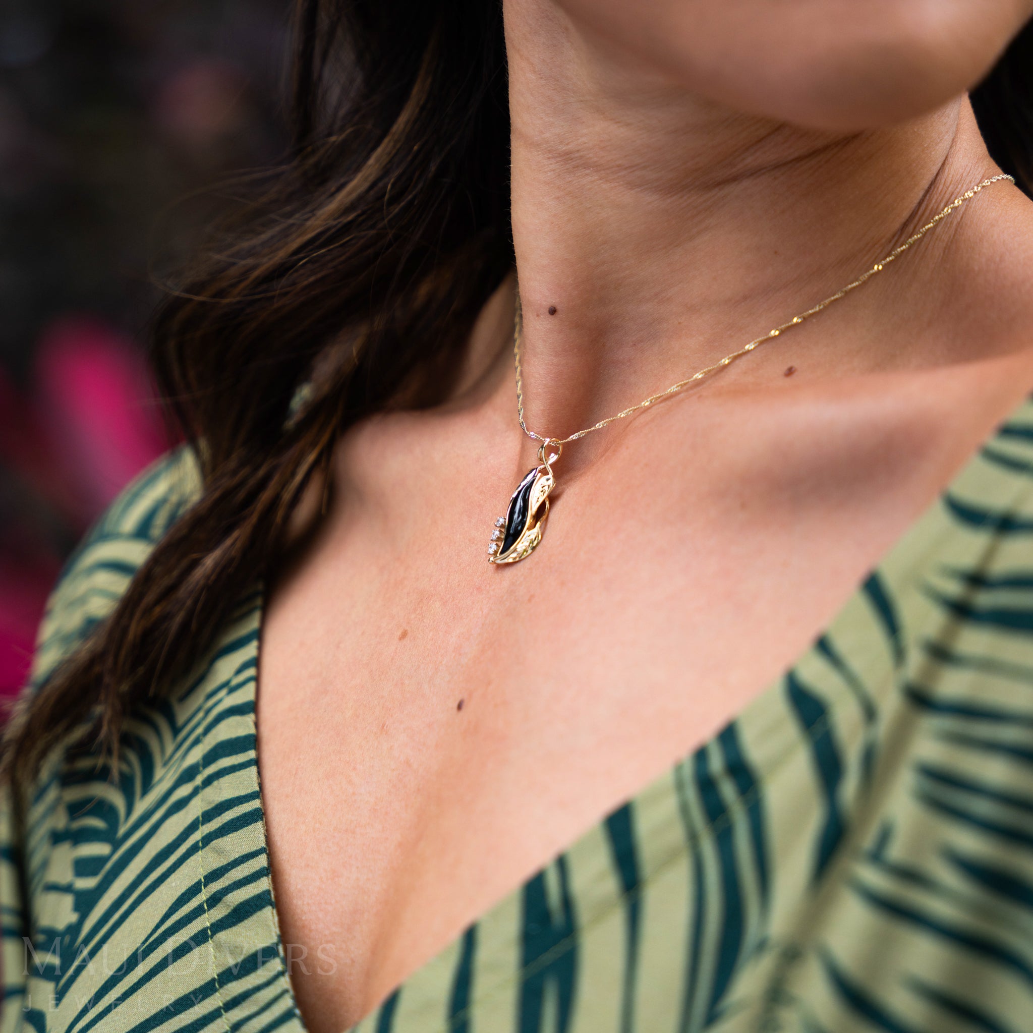 ダイヤモンド付きの金のパラダイスブラックサンゴペンダント