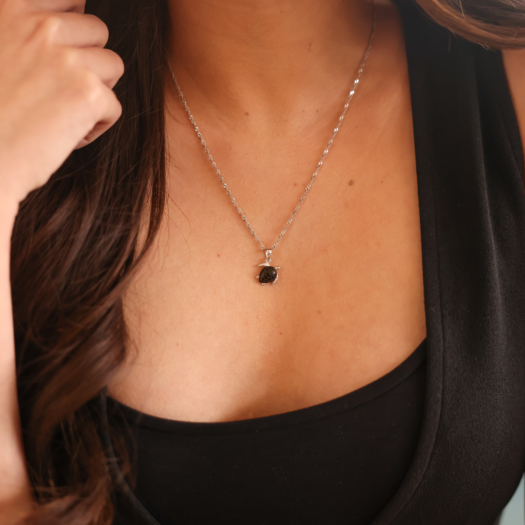 Honu Black Coral Anhänger aus Weißgold – 13 mm