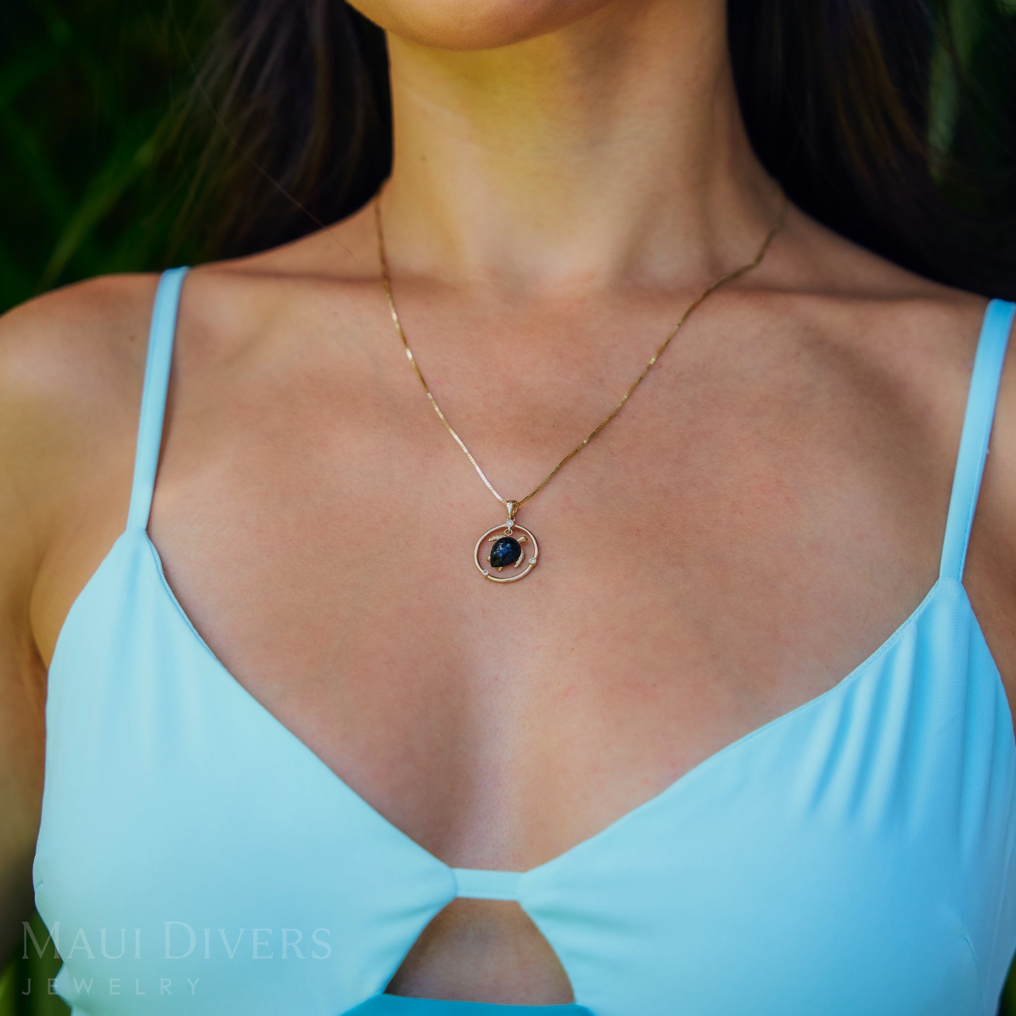 Honu Black Coral Anhänger in Gold mit Diamanten – 12 mm