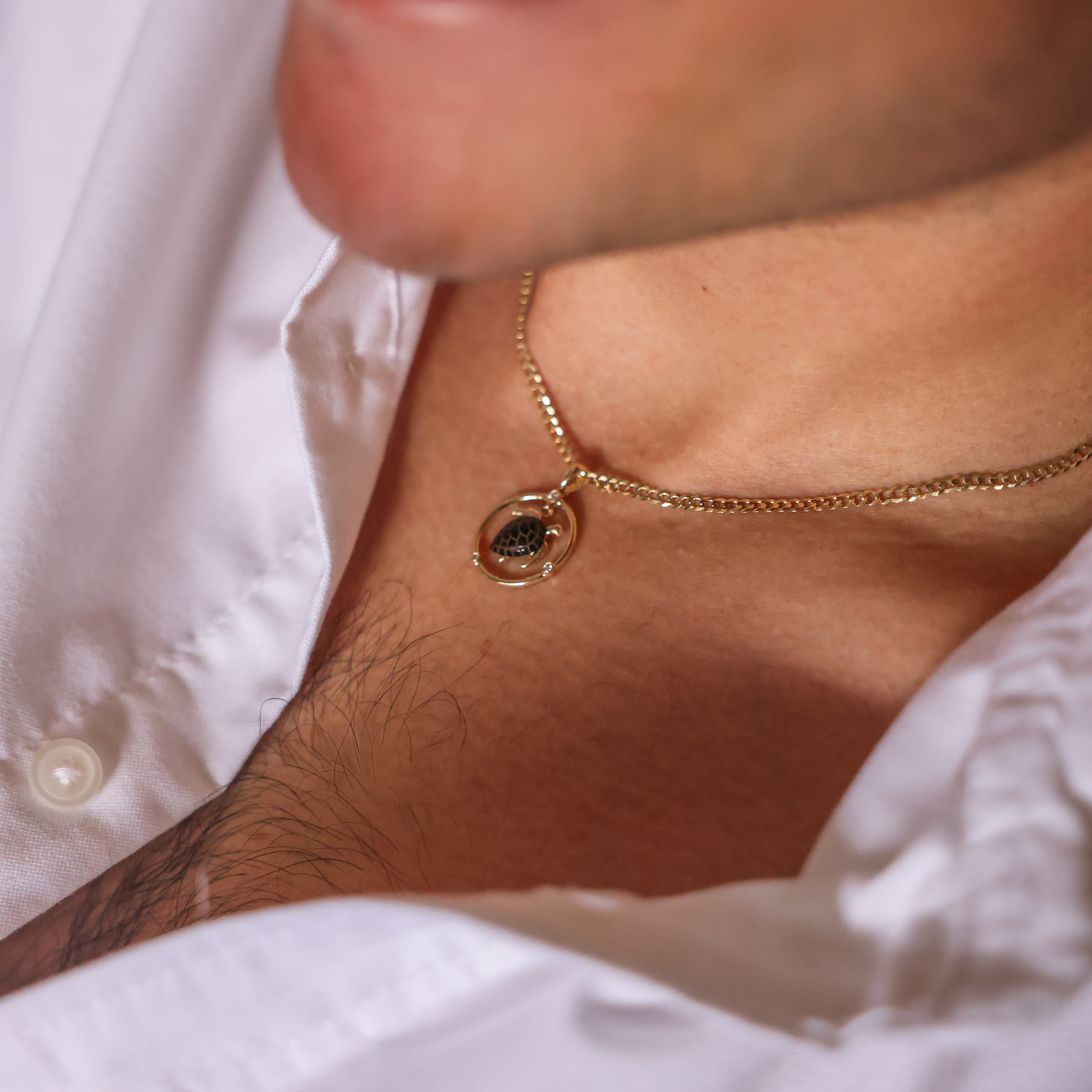Honu Black Coral Pendant in Gold with Diamonds - 12mm