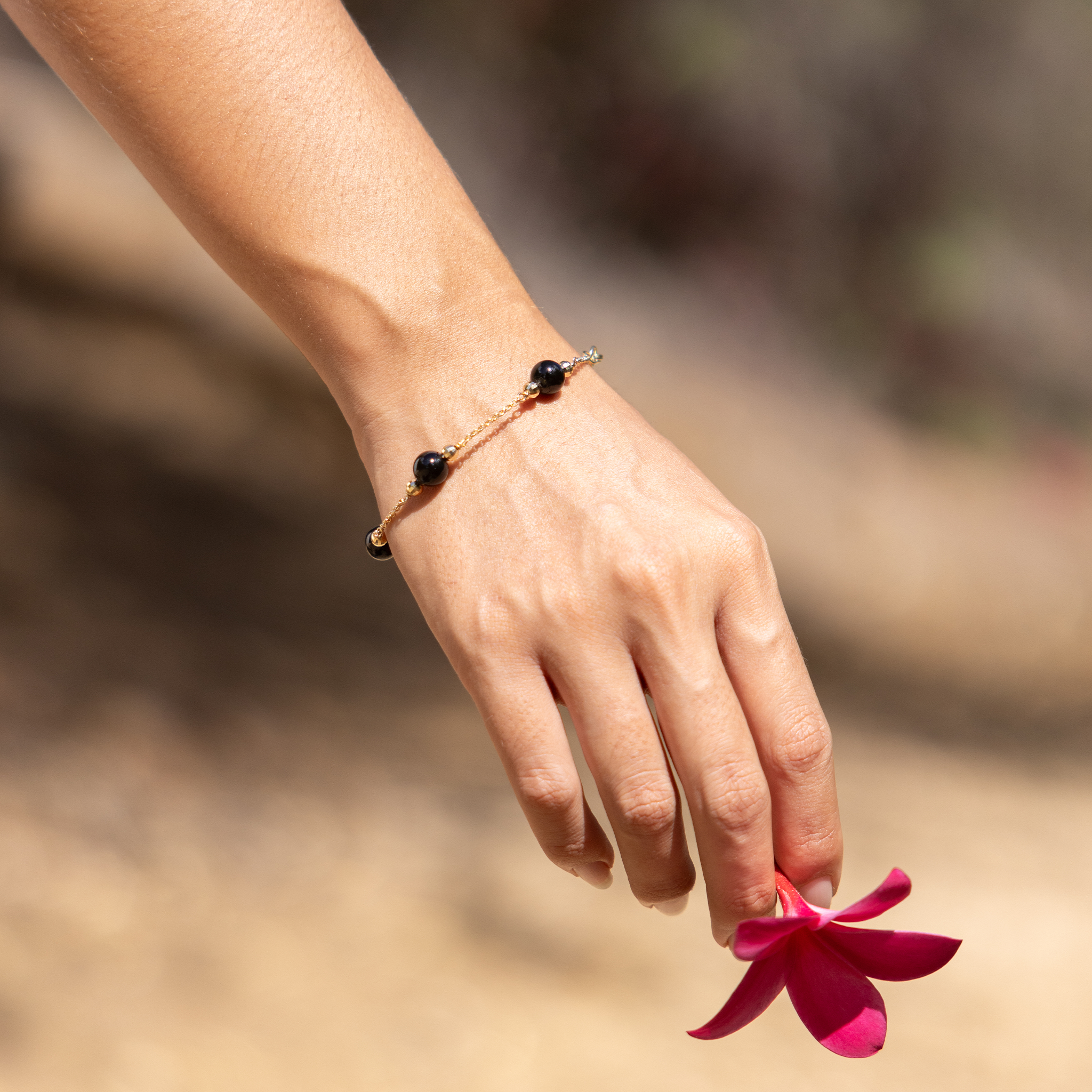 7.5-8" Hawaiian Black Coral Bracelet in Gold