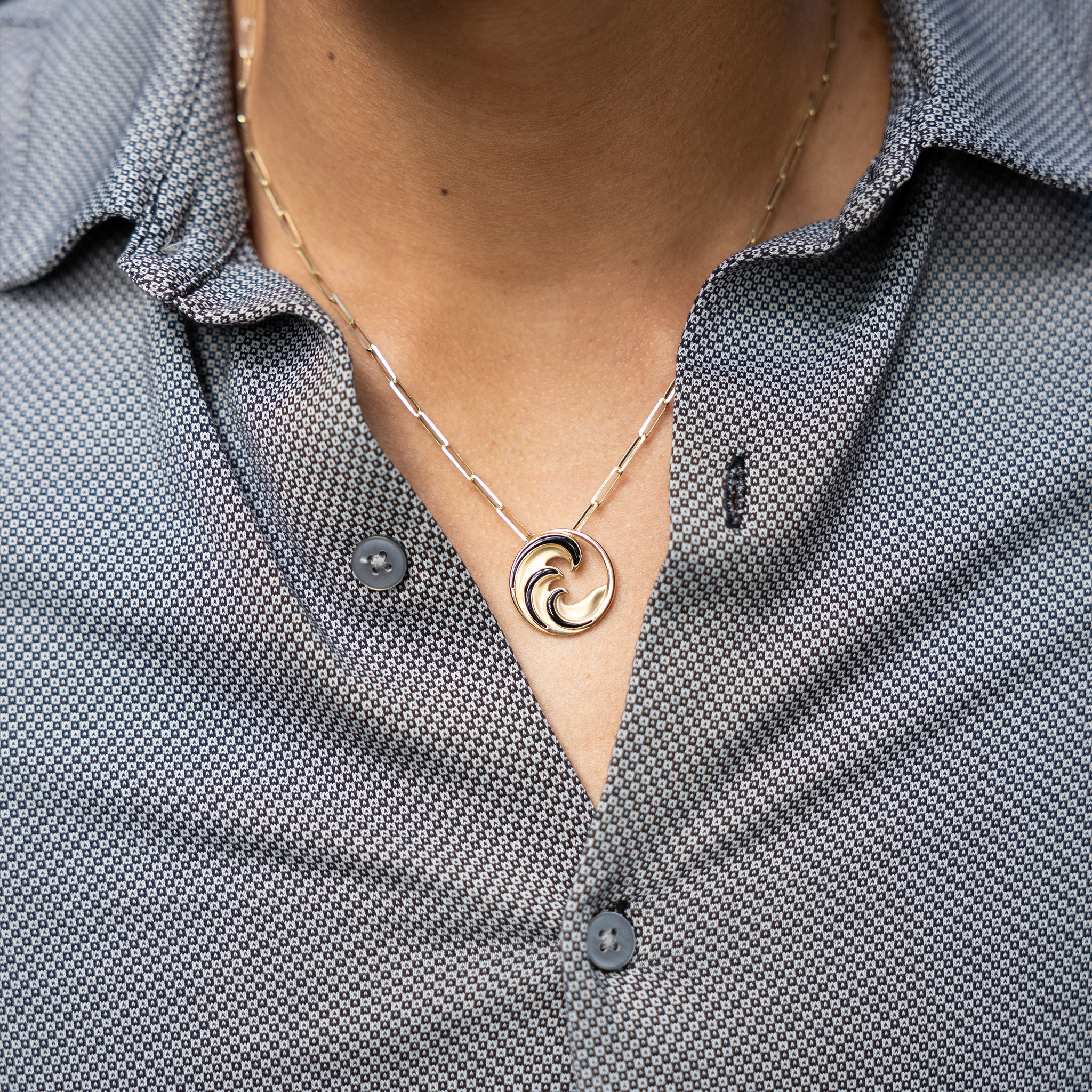 Nalu Black Coral Pendant in Gold - 22mm