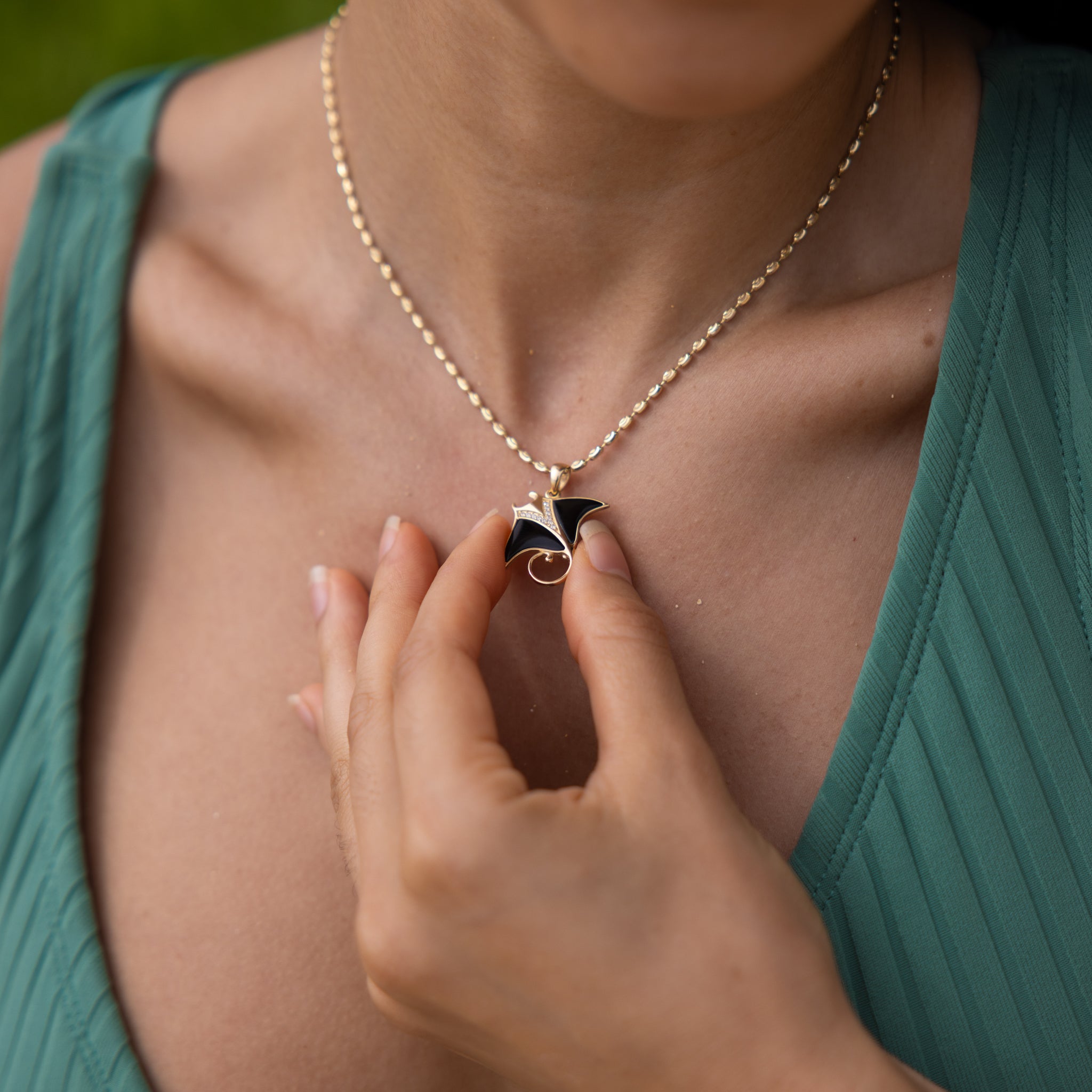 Sealife Manta Ray Black Coral Anhänger in Gold mit Diamanten – 21 mm