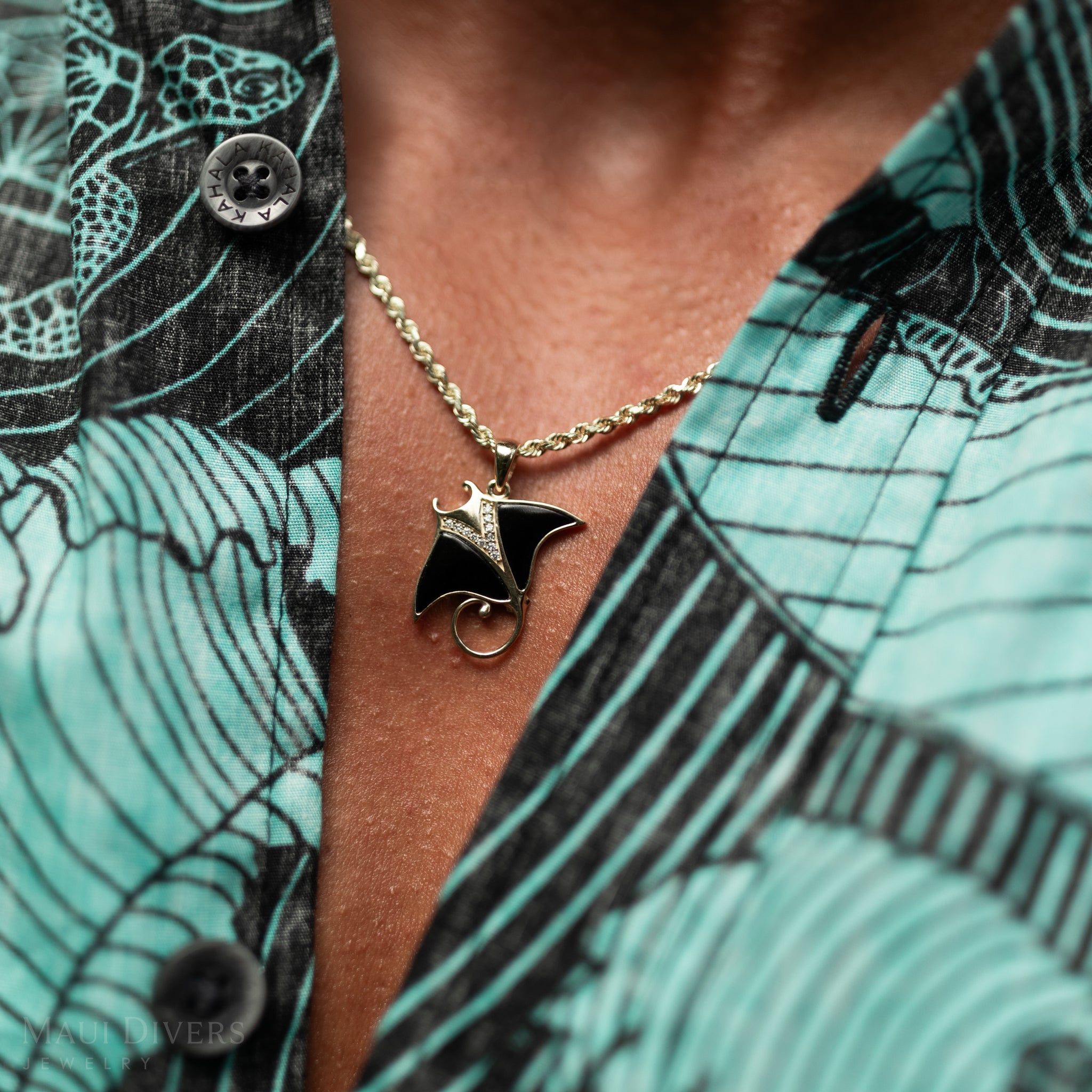 Sealife Manta Ray Black Coral Anhänger in Gold mit Diamanten – 21 mm