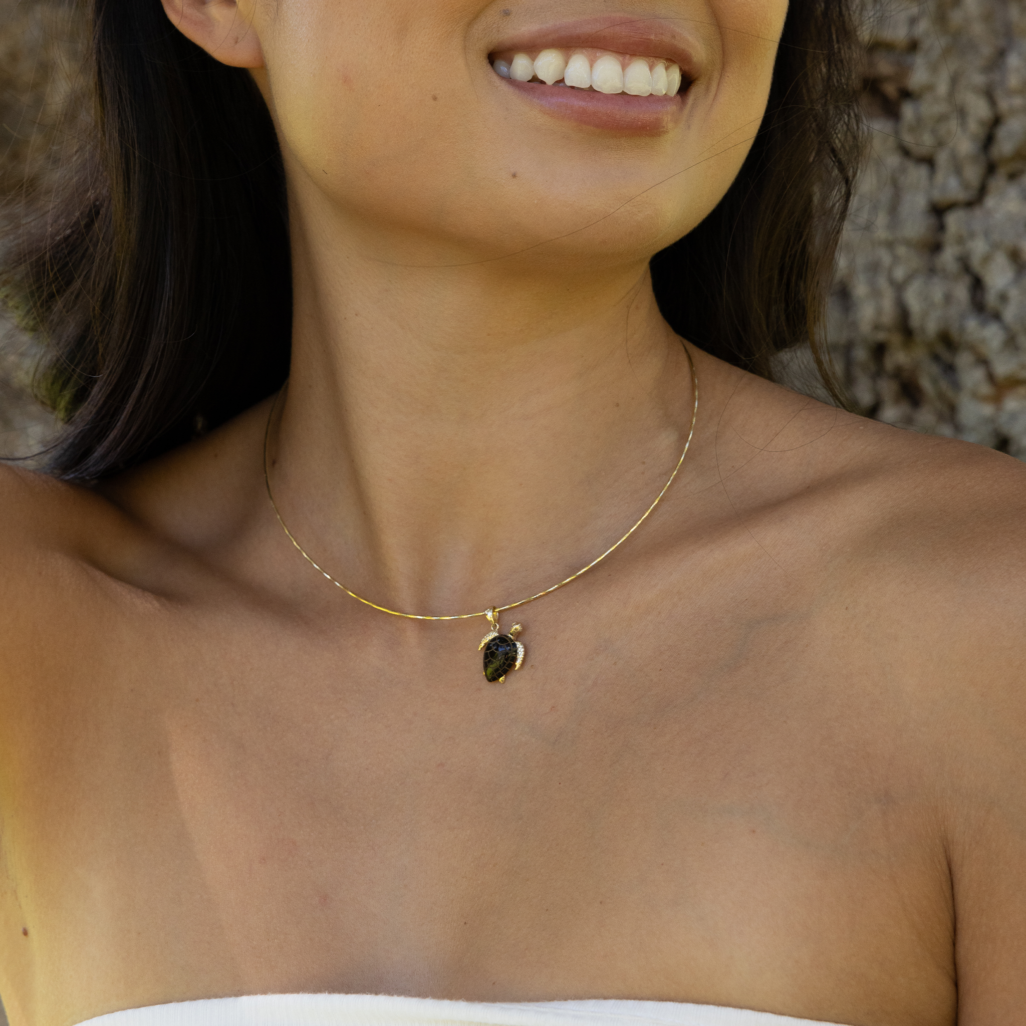 Honu Black Coral Pendant in Gold with Diamonds - 16mm