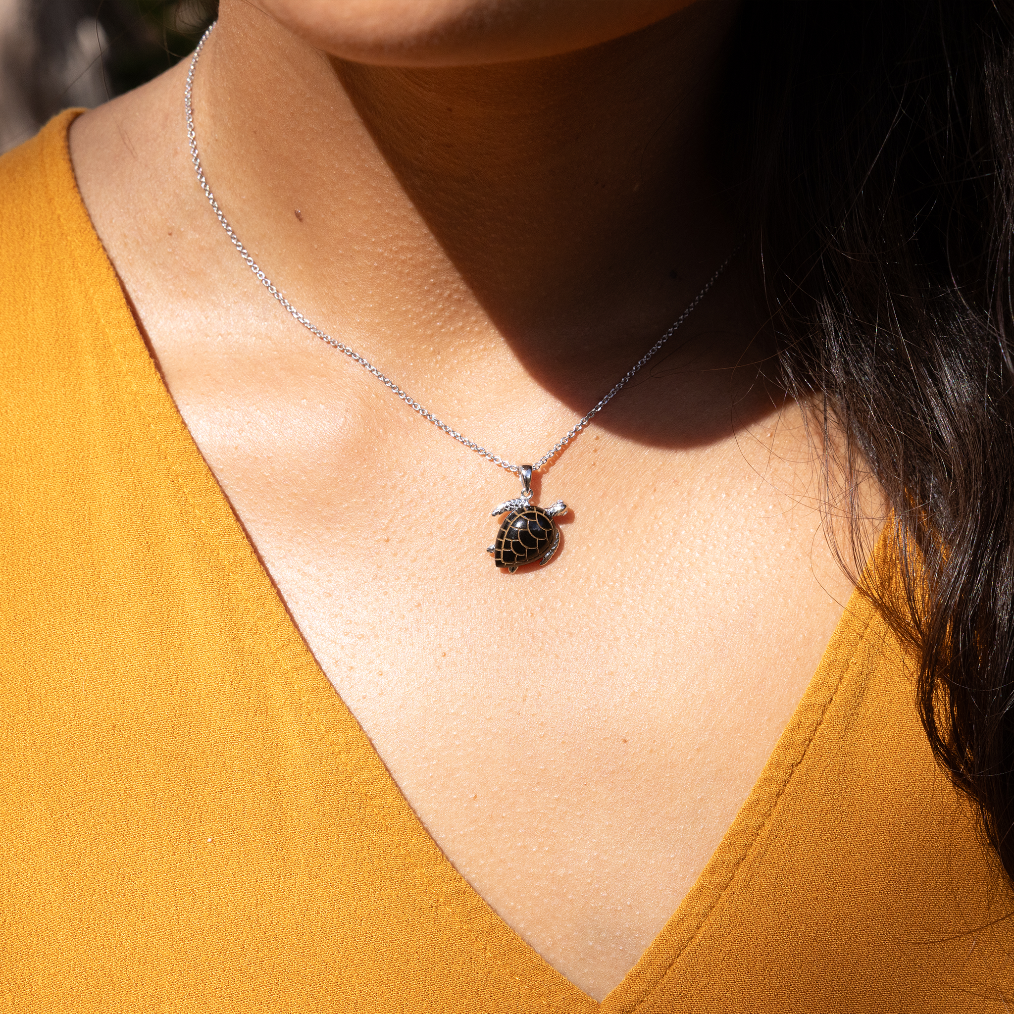 Honu Black Coral Anhänger aus Weißgold mit Diamanten – 16 mm