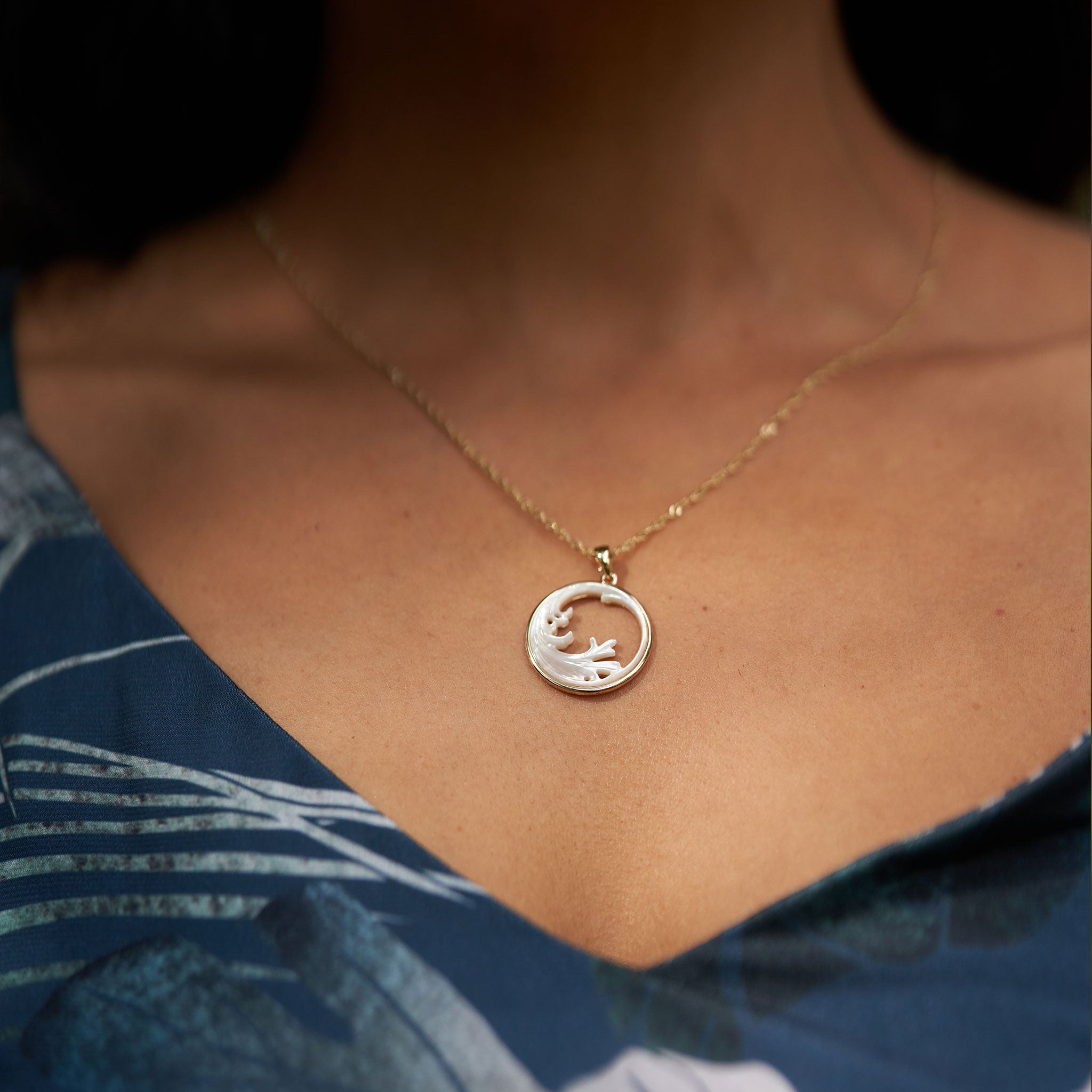 Nalu Splash Mother of Pearl Pendant in Gold - 22mm