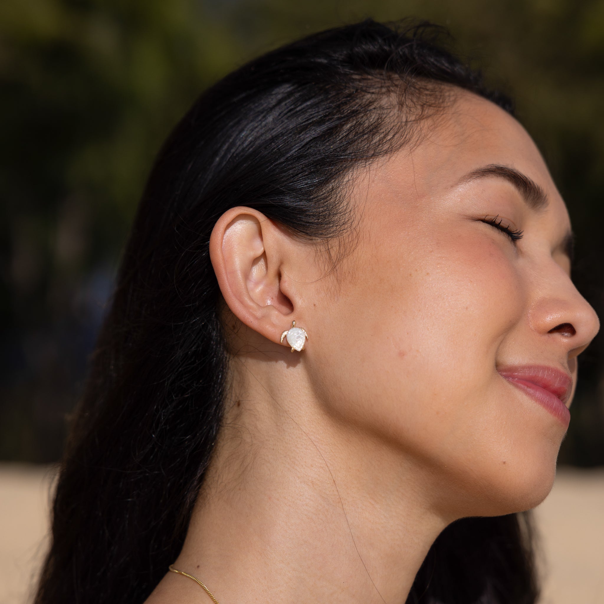 Honu Perlmutt-Ohrringe in Gold - 13 mm
