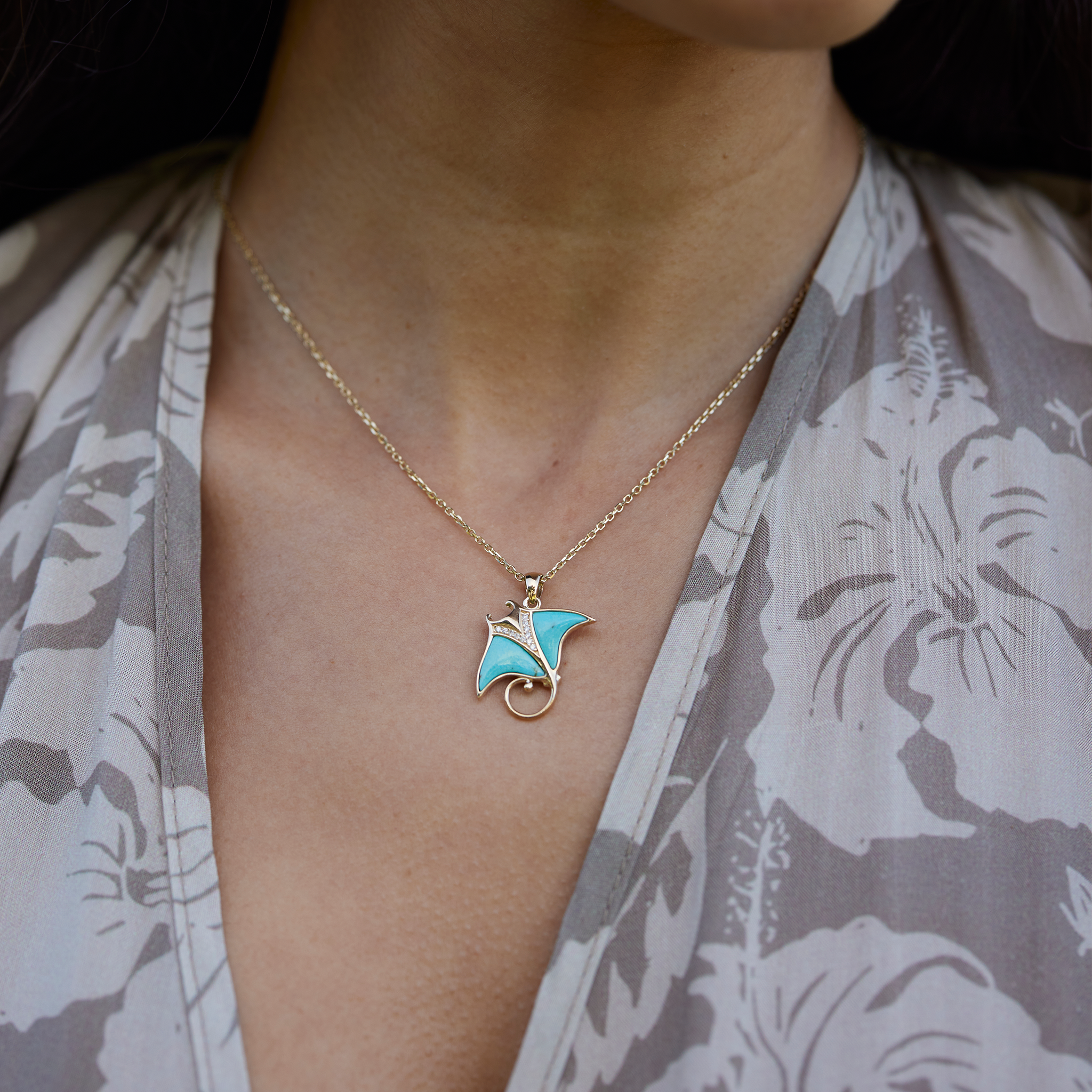 Sealife Manta Ray Turquoise Pendant in Gold with Diamonds - 21mm