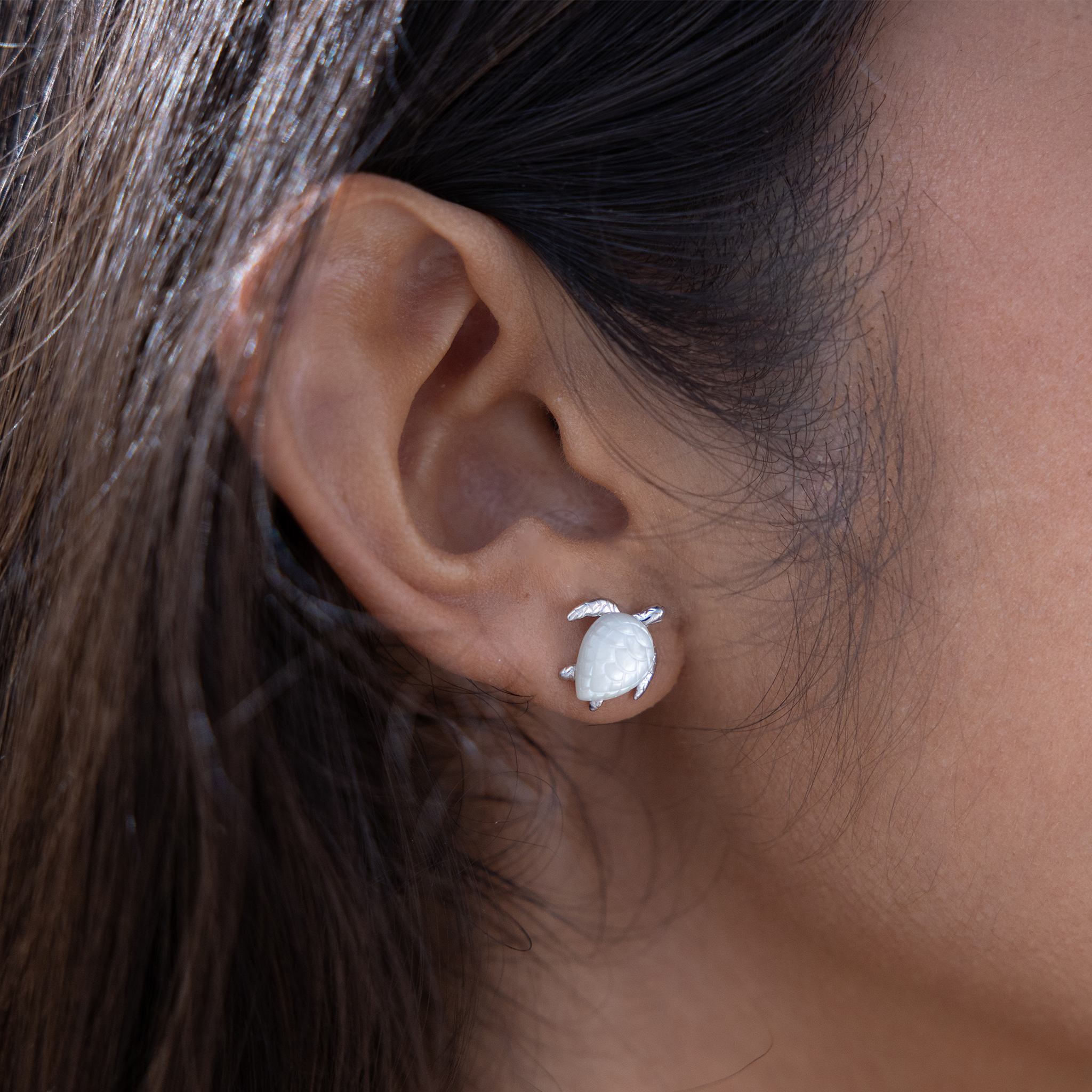 Honu Mother of Pearl Earrings in White Gold - 11mm