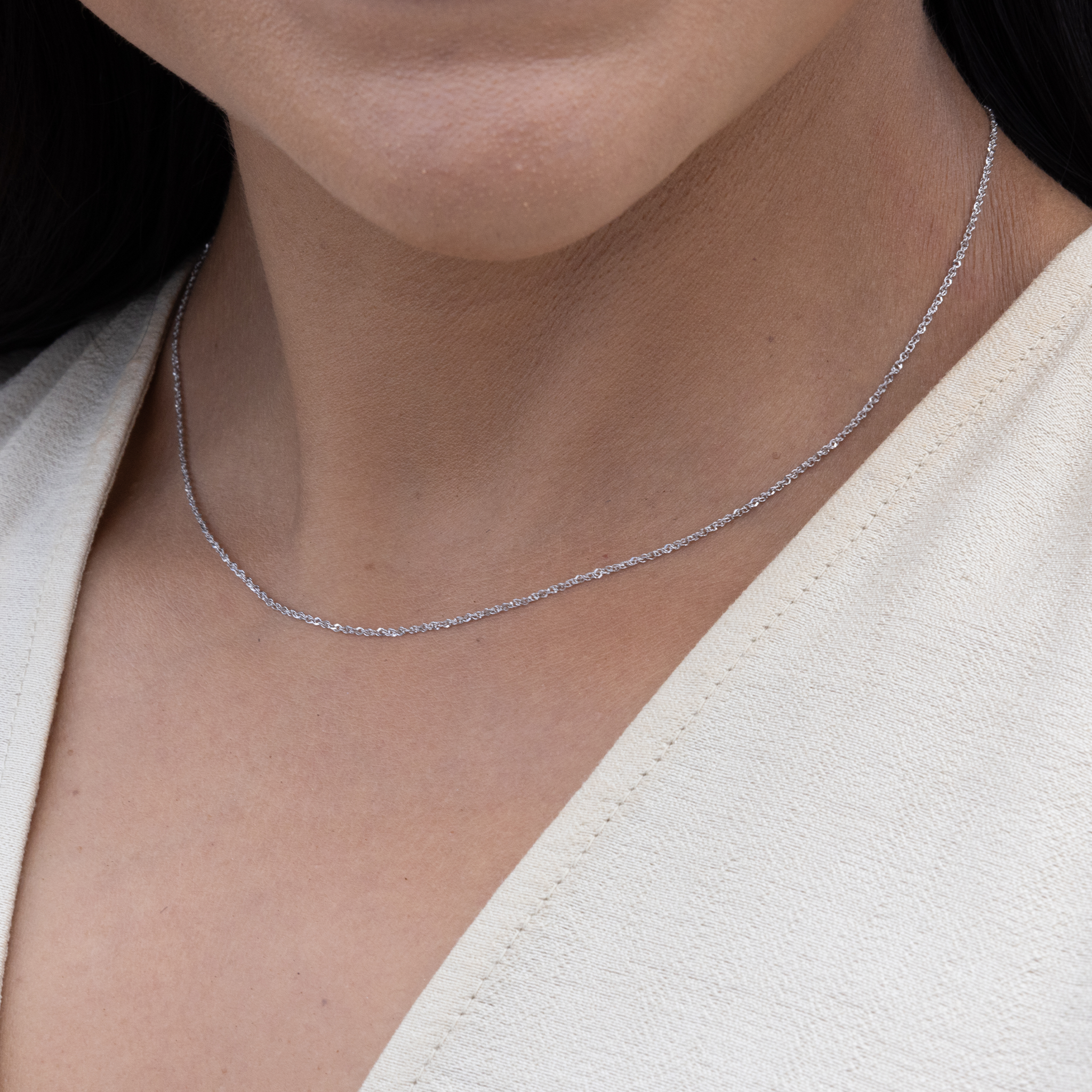 ホワイトゴールドの0.8mmベビーロープチェーン